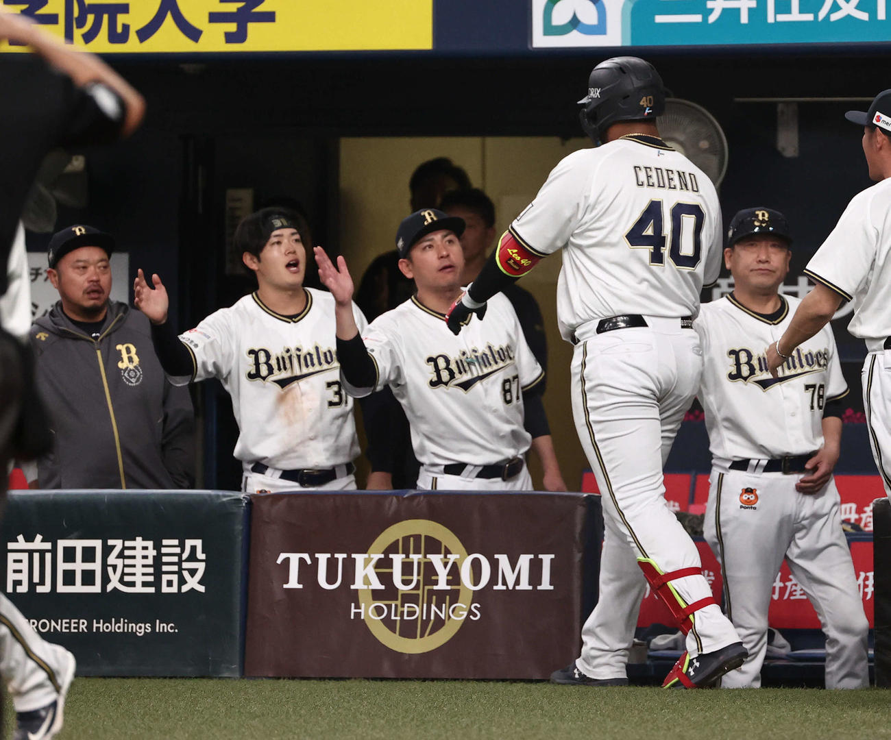オリックス対楽天　6回裏1死、同点本塁打を放ったセデーニョを迎える中嶋監督（右）らナイン（撮影・西尾就之）