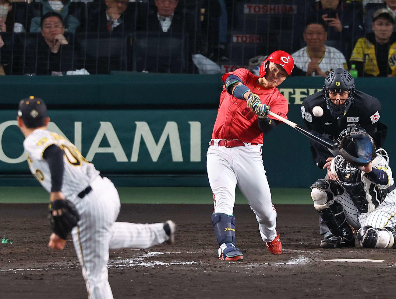 阪神対広島　9回表広島2死二塁、田村は先制適時三塁打を放つ（撮影・上田博志）