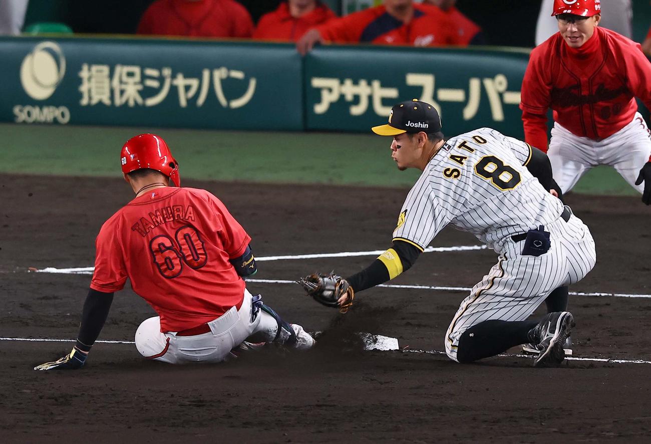 阪神対広島　9回表広島2死二塁、田村は先制適時三塁打を放つ（撮影・上田博志）