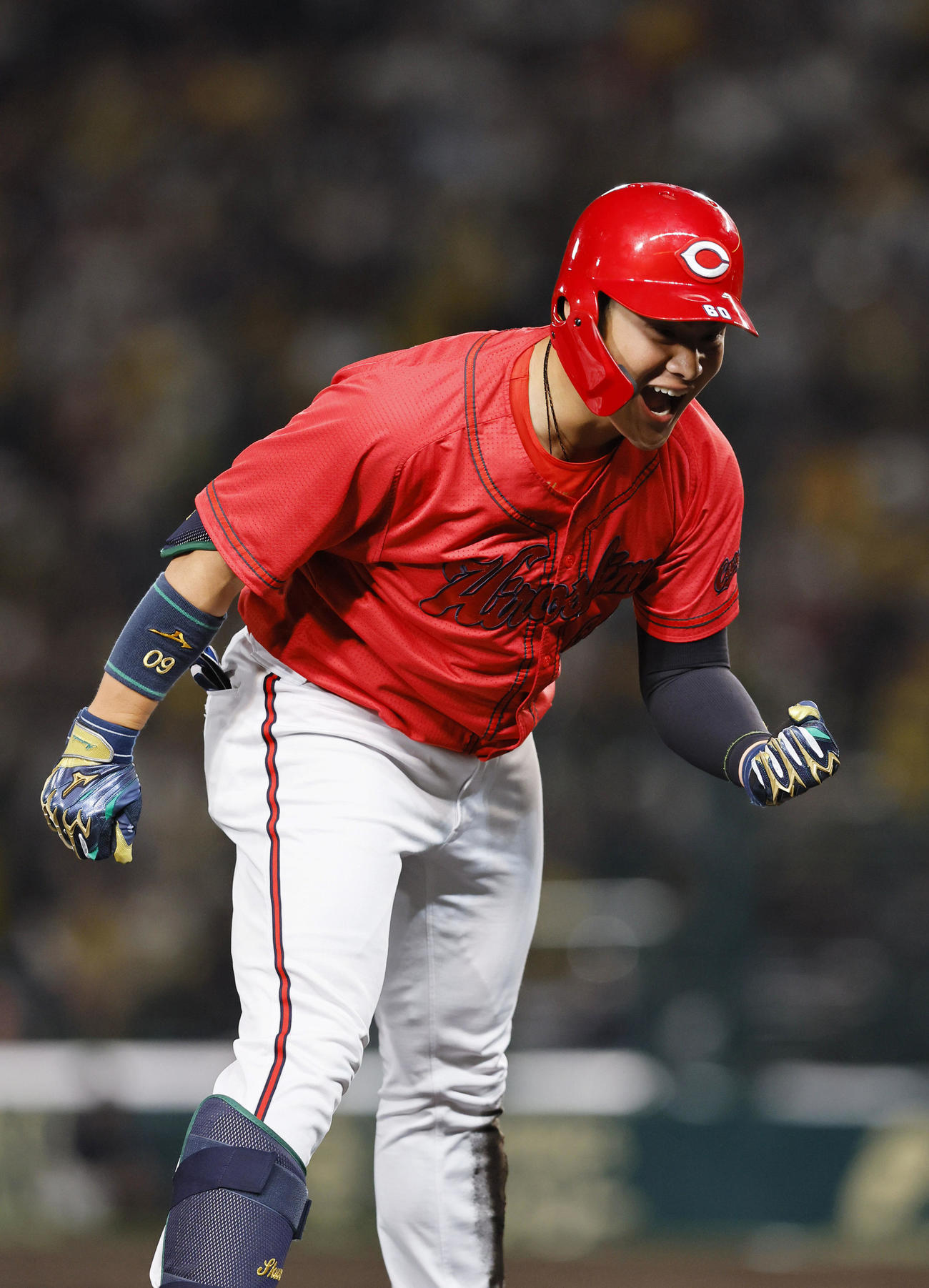 阪神対広島　9回表広島2死二塁、田村は中越えに先制の適時三塁打を放ちガッツポーズをする（撮影・藤尾明華）