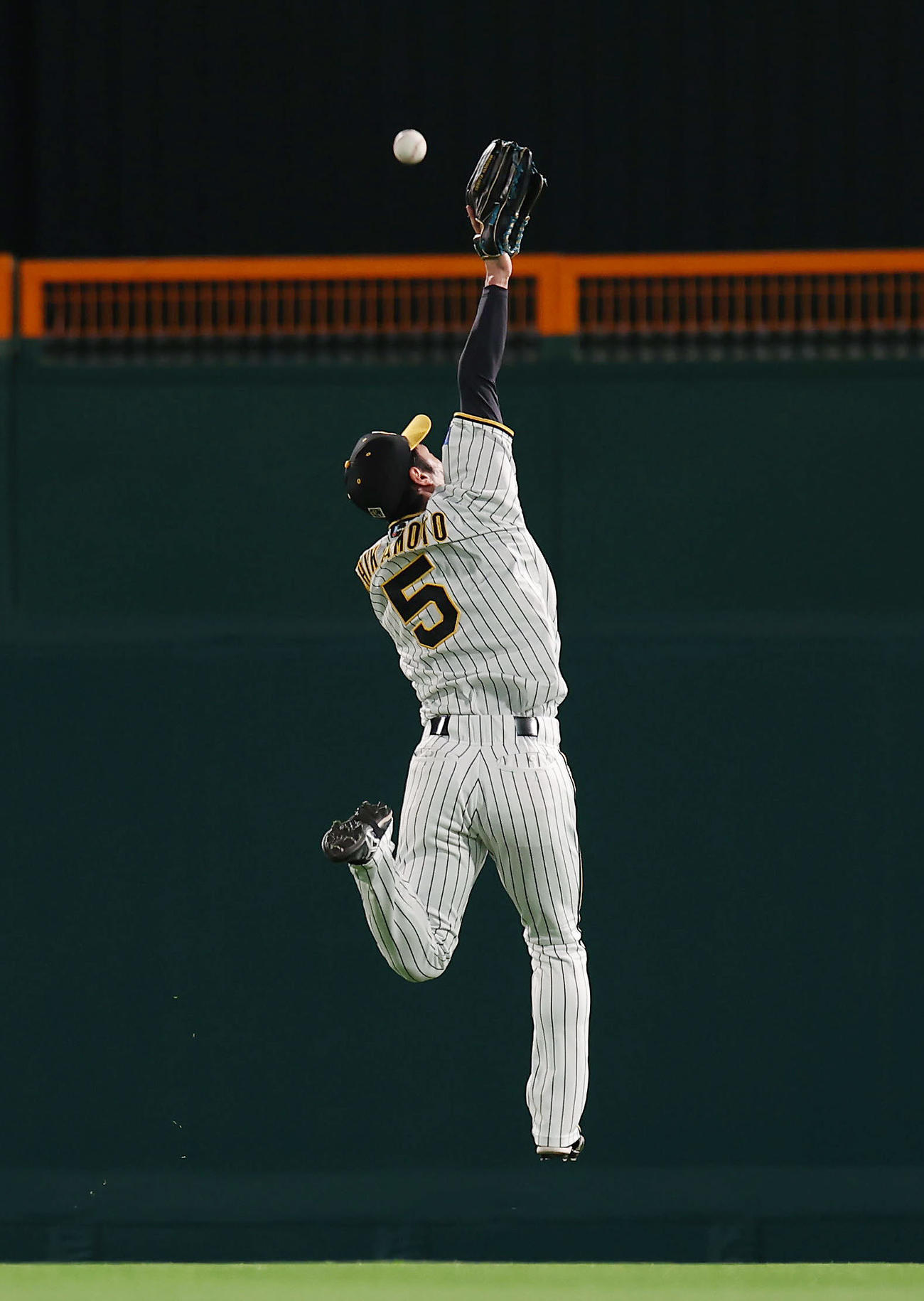 阪神対広島　9回表広島2死二塁、田村の打球にグラブをのばすも届かず、適時三塁打とされる中堅手近本（撮影・前田充）