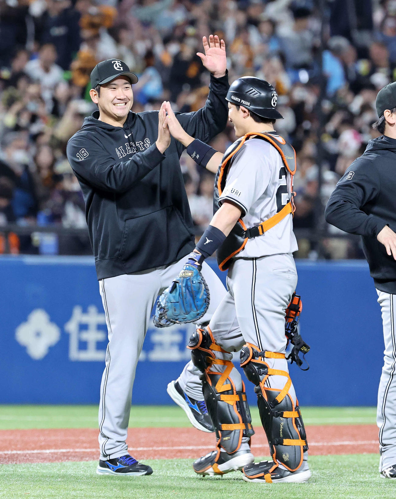 ヤクルト対巨人　勝利し笑顔を見せる巨人菅野（左）と小林（撮影・鈴木正人）