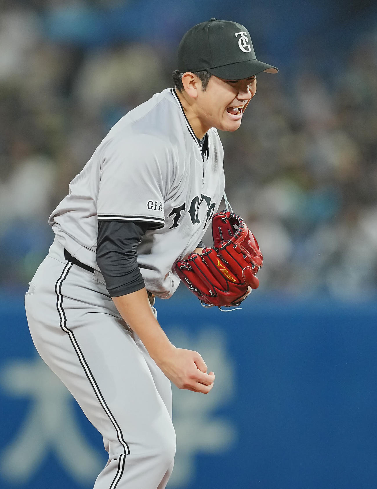 ヤクルト対巨人　5回裏ヤクルト2死一、二塁、青木を空振り三振に仕留め雄たけびを上げる菅野（撮影・垰建太）
