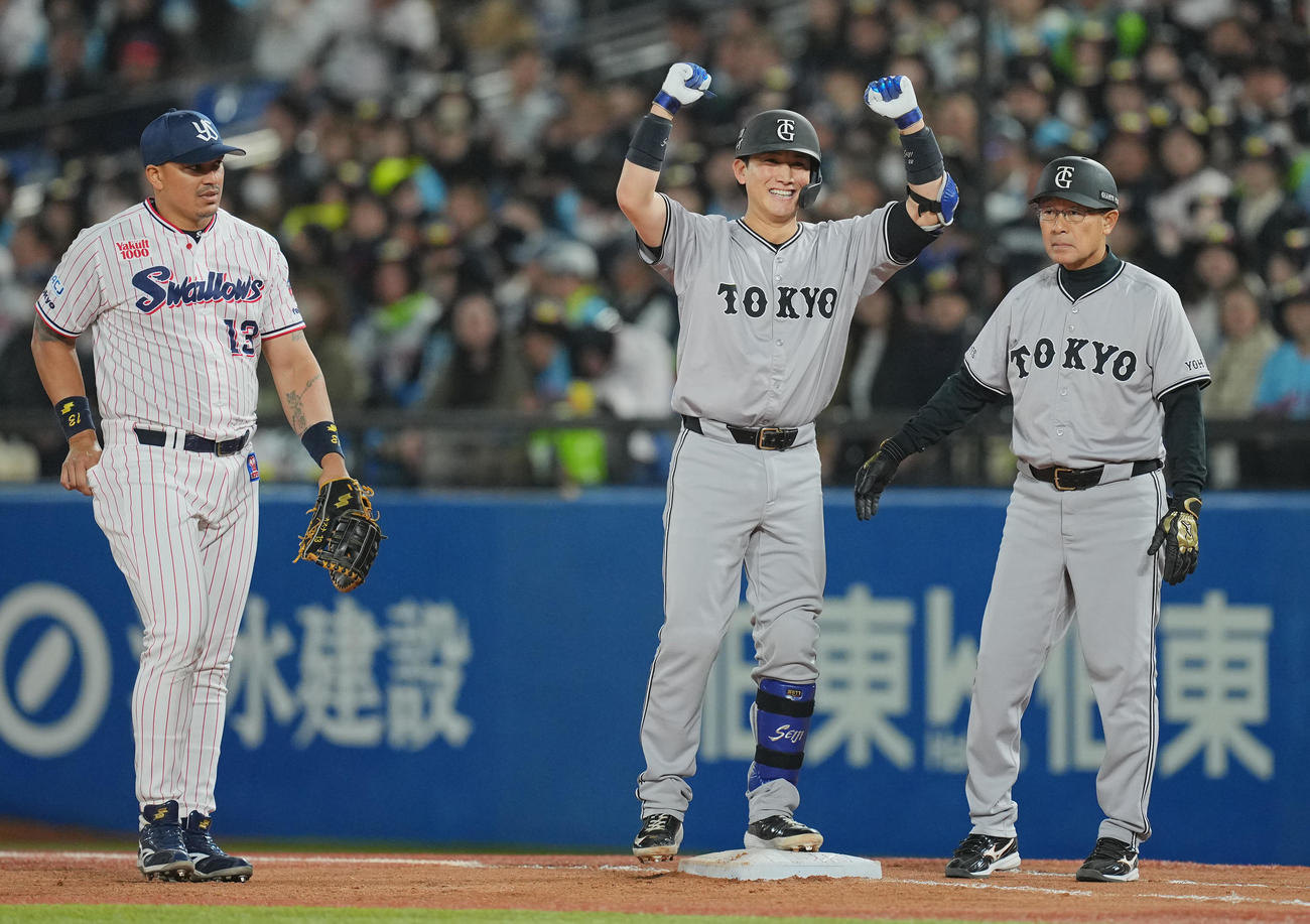 ヤクルト対巨人　6回表巨人2死二塁、先制の左前適時打を放ち塁上でガッツポーズする小林（中央）（撮影・垰建太）