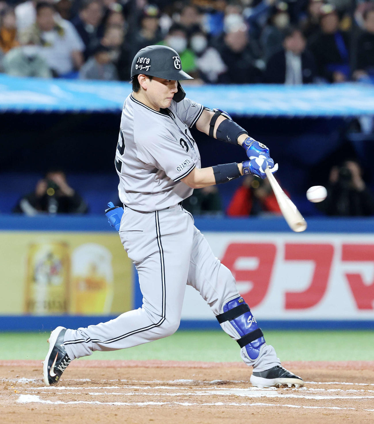ヤクルト対巨人　6回表巨人2死二塁、小林は左前適時打を放つ（撮影・鈴木正人）