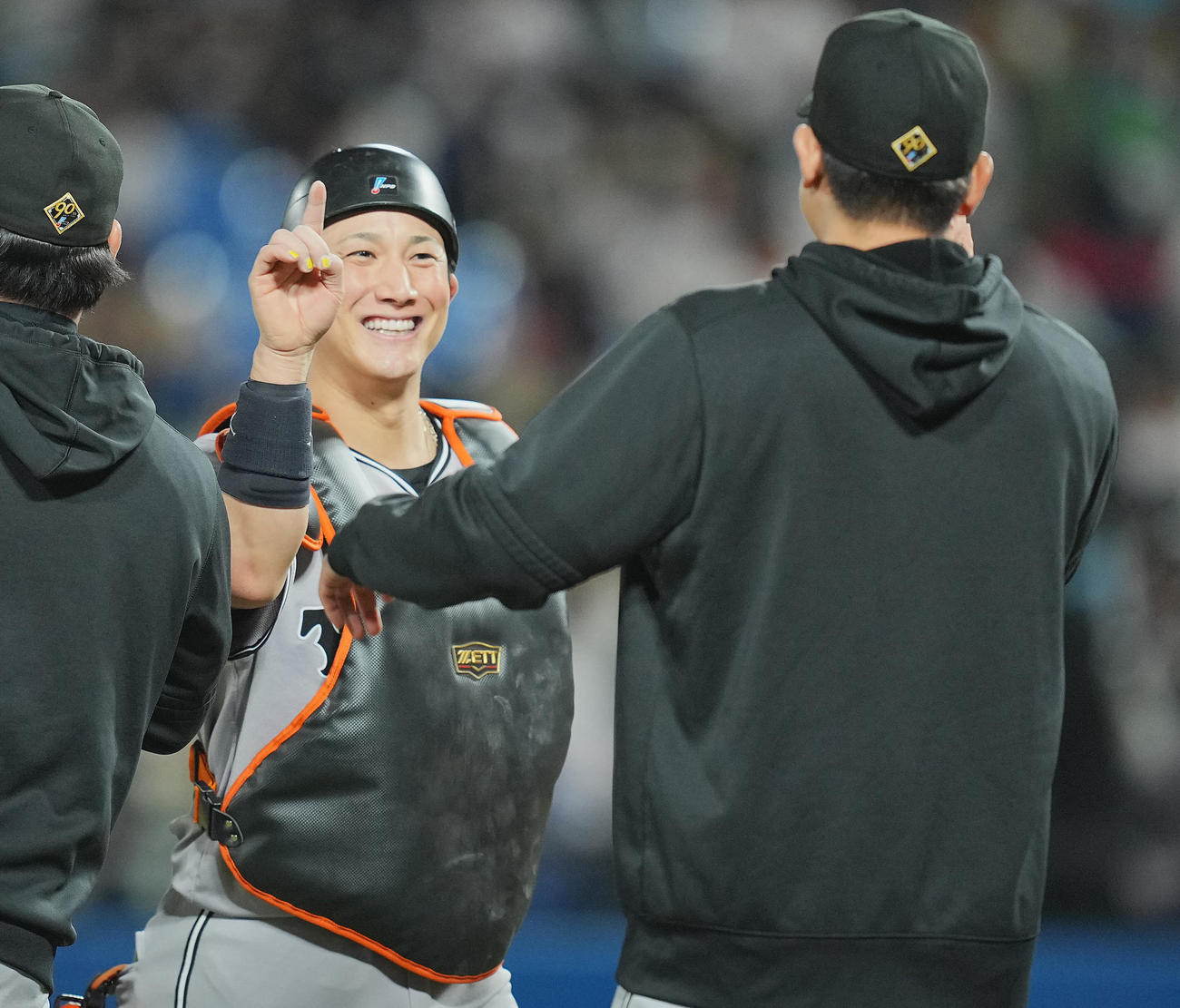 ヤクルト対巨人　ヤクルトに勝利し巨人菅野（右）と笑顔でタッチを交わす小林（撮影・垰建太）
