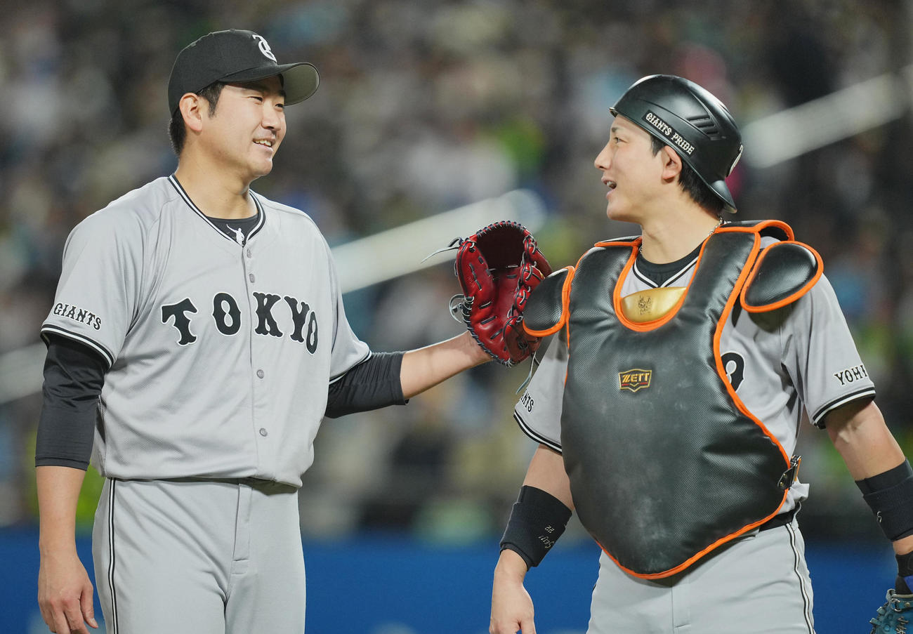 ヤクルト対巨人　4回裏ヤクルトの攻撃を無失点に抑え笑顔で言葉を交わす巨人先発の菅野（左）と小林（撮影・垰建太）