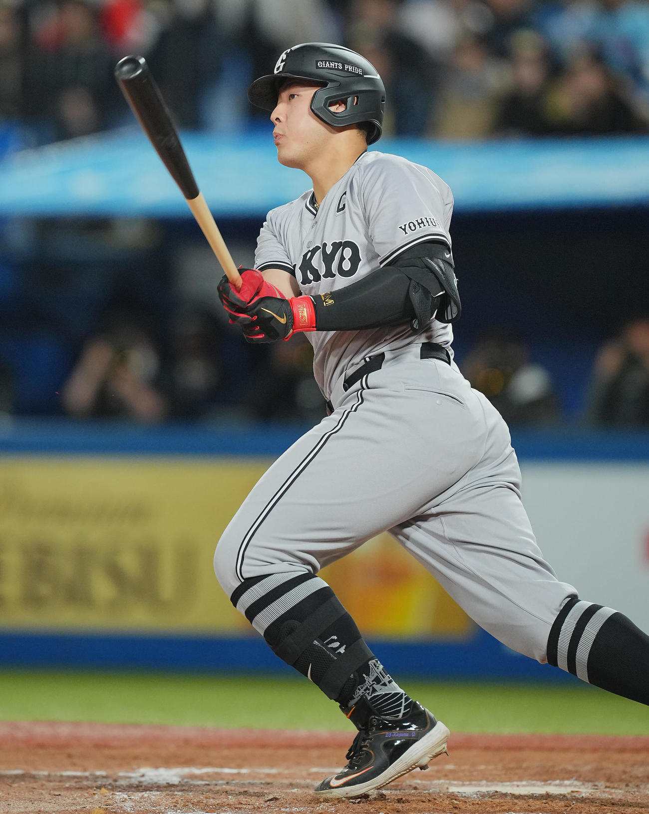 ヤクルト対巨人　8回表巨人無死一塁、左翼に二塁打を放つ岡本（撮影・垰建太）