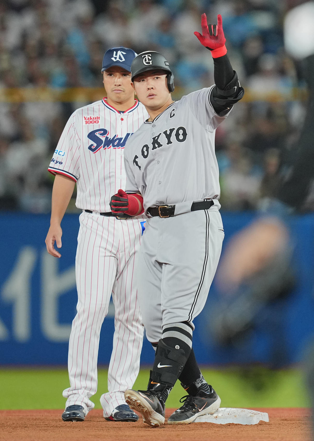 ヤクルト対巨人　8回表巨人無死一塁、左翼に二塁打を放ちポーズを決める岡本（撮影・垰建太）