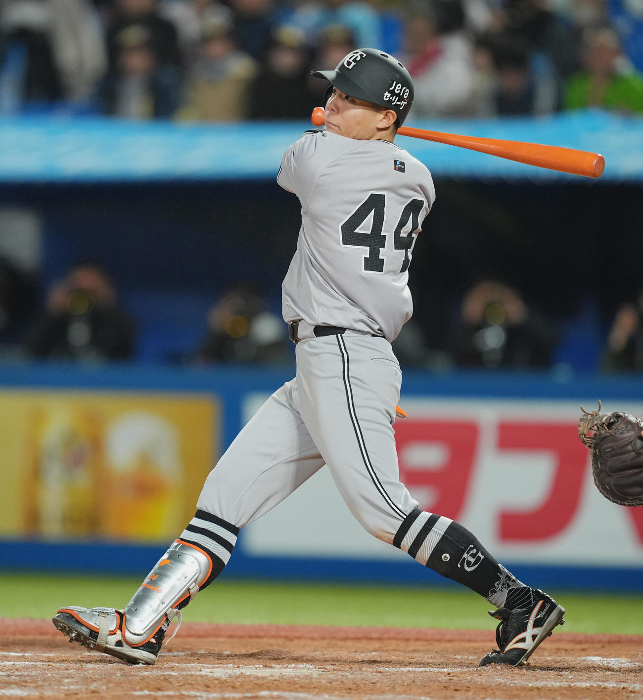 ヤクルト対巨人　8回表巨人1死二、三塁、左犠飛を放つ佐々木（撮影・垰建太）