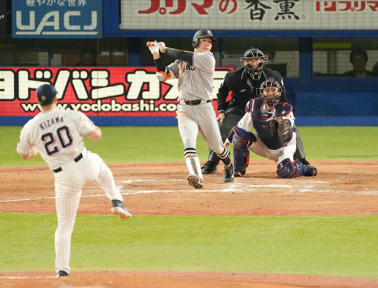 ヤクルト対巨人　8回表巨1死二、三塁、左犠飛を放つ佐々木。投手木沢（撮影・鈴木みどり）
