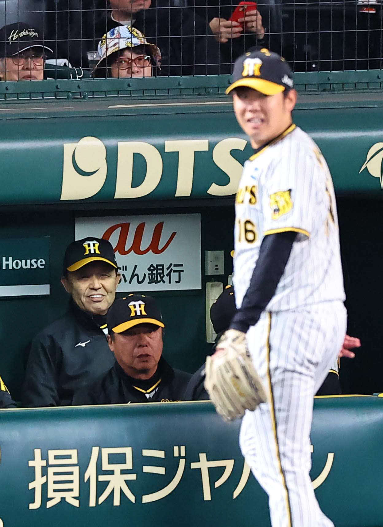 阪神対広島　好投する西勇（右）に笑顔を見せる岡田監督（撮影・上田博志）