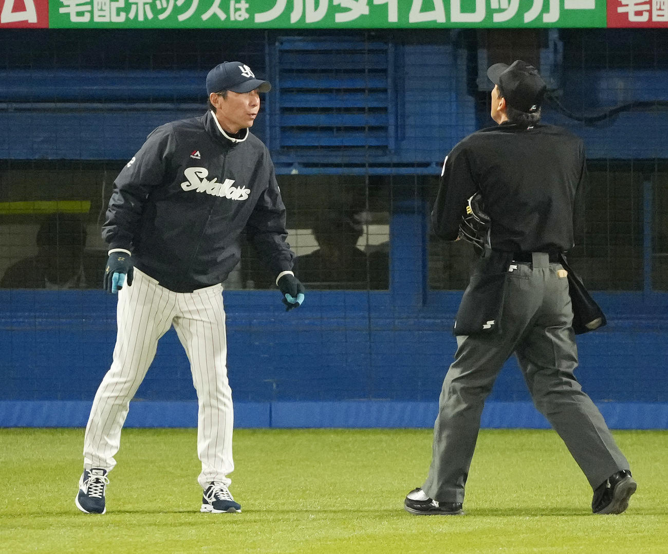 ヤクルト対巨人　7回表前、先発高橋の降板を告げるヤクルト高津監督（撮影・鈴木みどり）