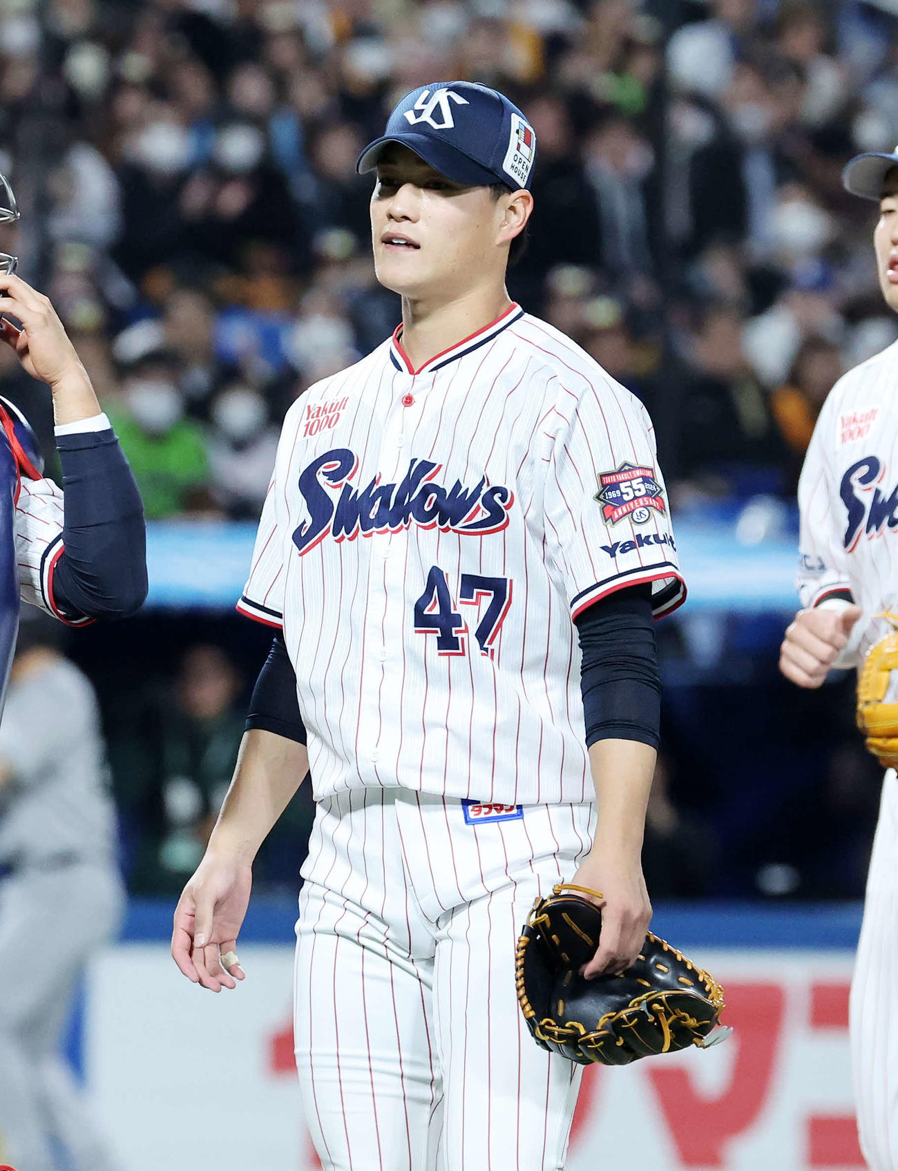 ヤクルト対巨人　6回表、巨人の攻撃が終わりベンチに引き揚げるヤクルト高橋（撮影・鈴木正人）