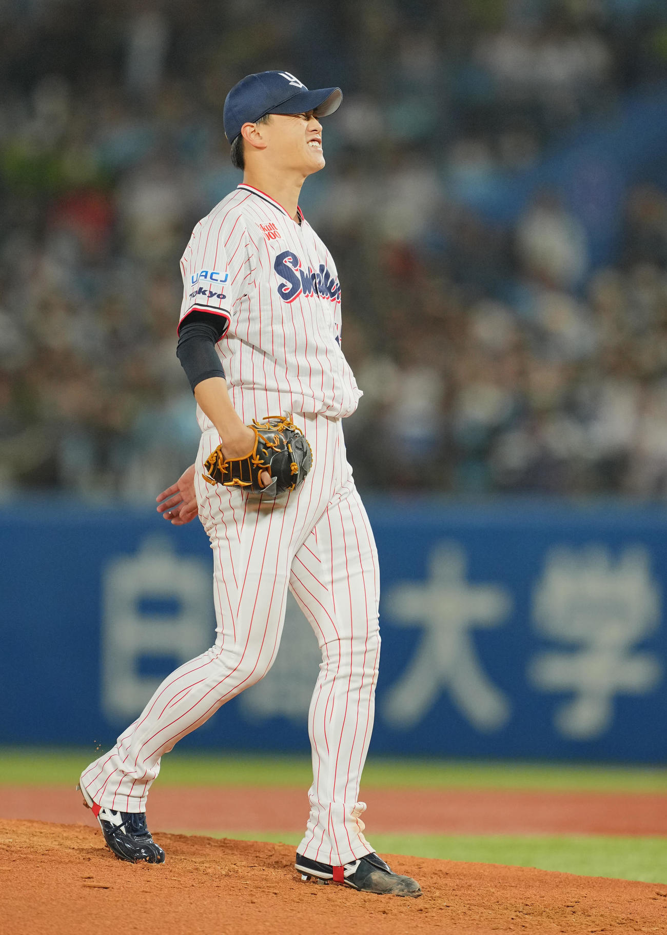 ヤクルト対巨人　2回表巨人2死一、三塁、松原聖弥に四球を与え悔しがるヤクルト先発の高橋（撮影・垰建太）