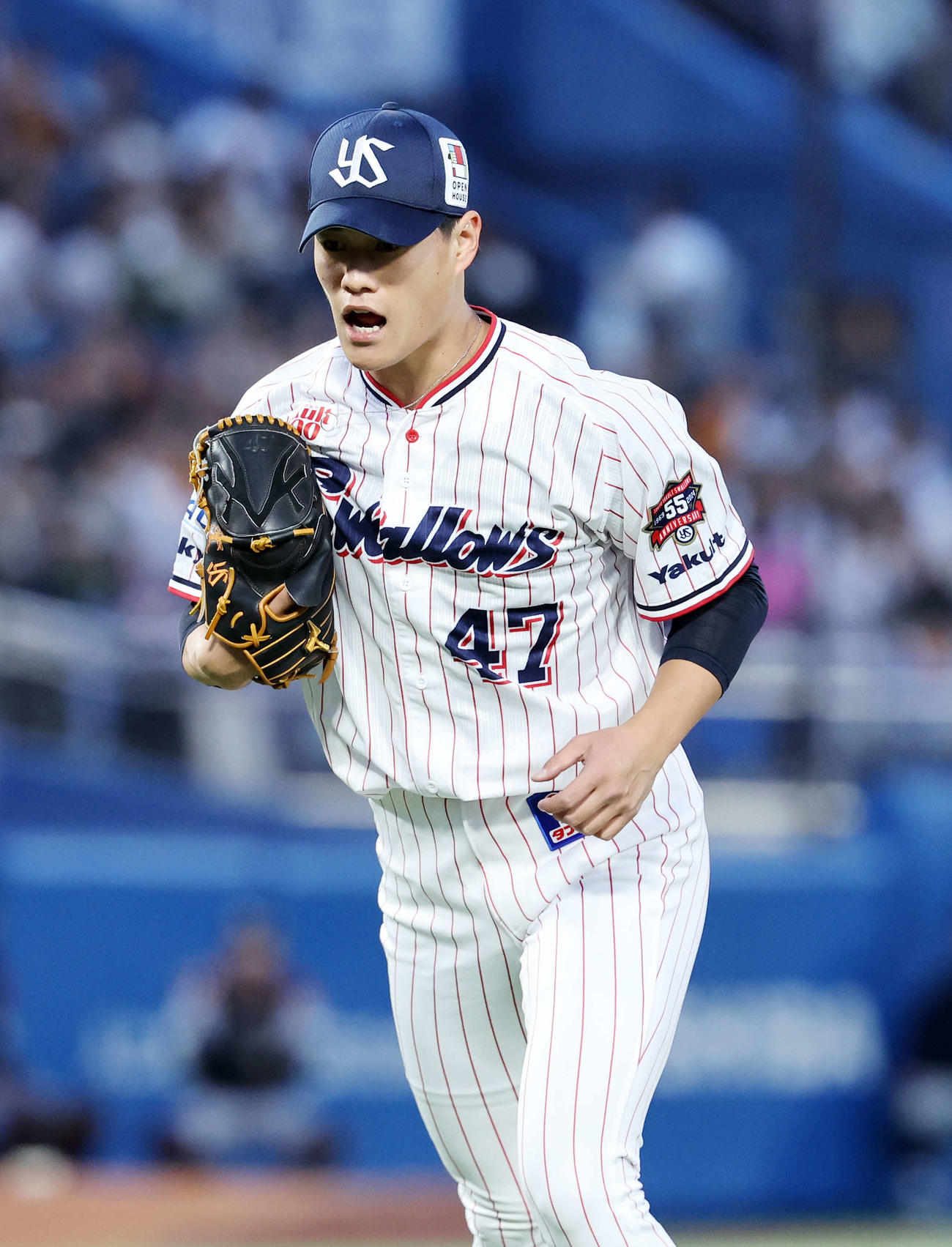 ヤクルト対巨人　1回表、巨人の攻撃を抑えベンチに引き揚げるヤクルト高橋（撮影・鈴木正人）