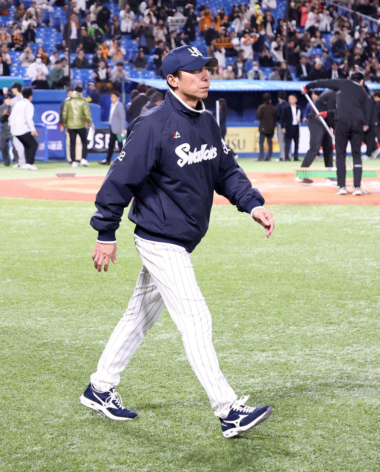 ヤクルト対巨人　敗戦し引き揚げるヤクルト高津監督（撮影・鈴木正人）