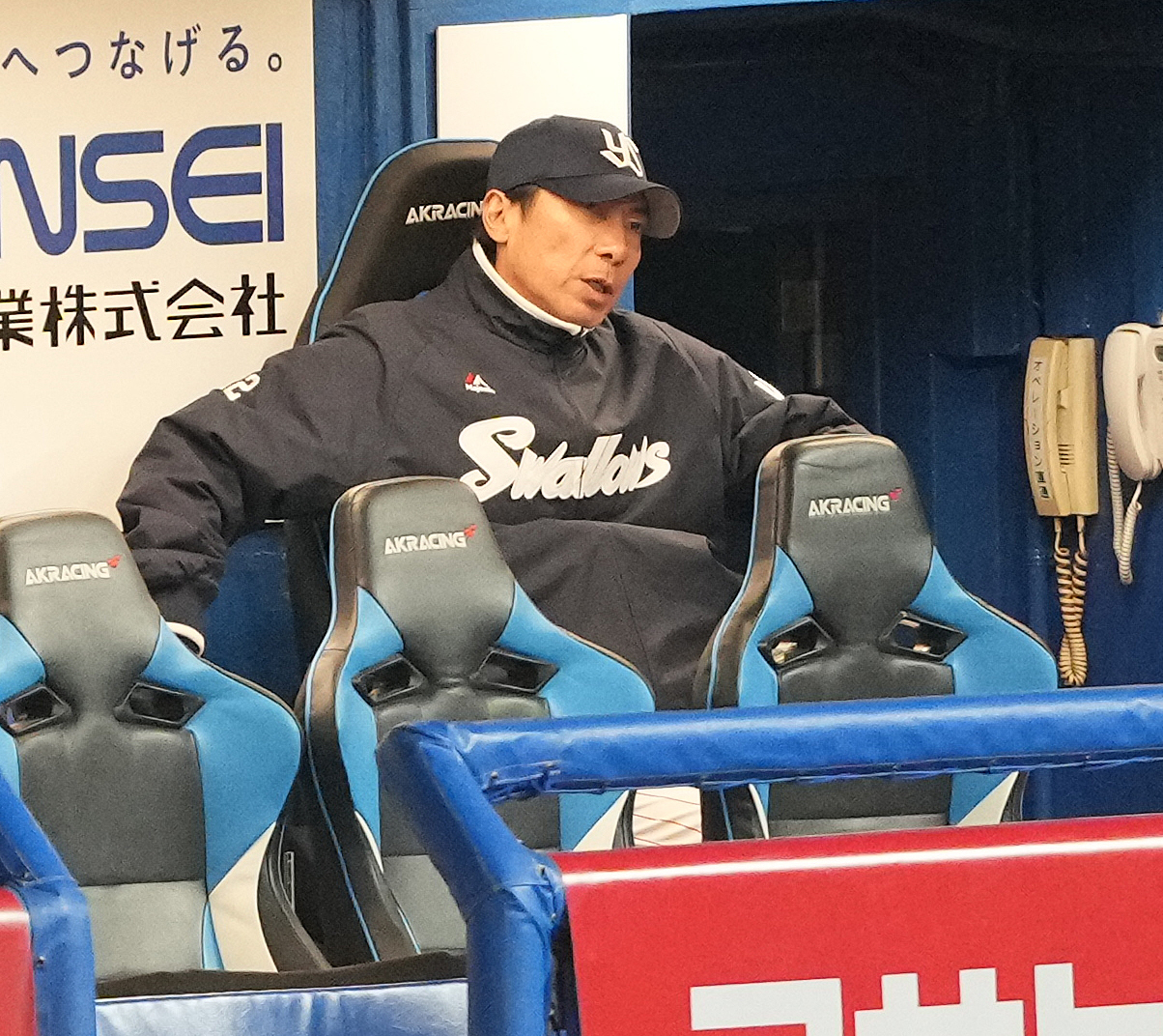 ヤクルト対巨人　9回表を終え、ベンチで浮かない表情のヤクルト高津監督（撮影・鈴木みどり）
