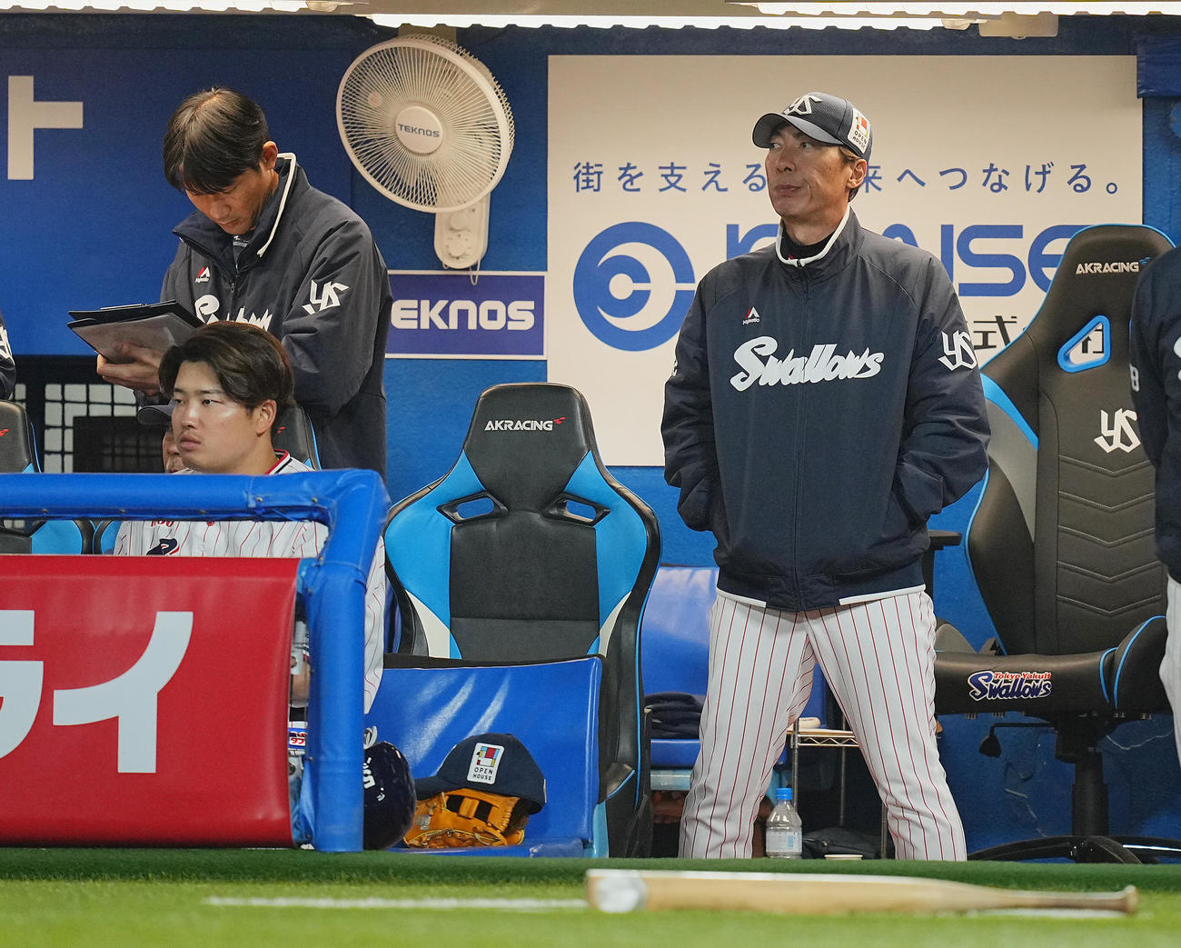 ヤクルト対巨人　ベンチでさえない表情のヤクルト高津監督（右）、村上ら（撮影・垰建太）