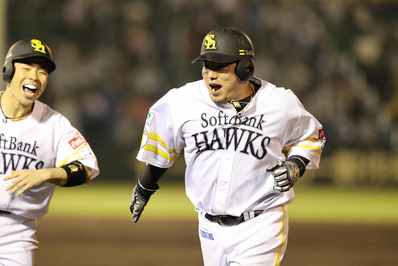 ソフトバンク対日本ハム　7回裏ソフトバンク2死一塁、山川は近藤（左）の左前打が出て代走を送られ、2人で笑顔を見せる（撮影・梅根麻紀）