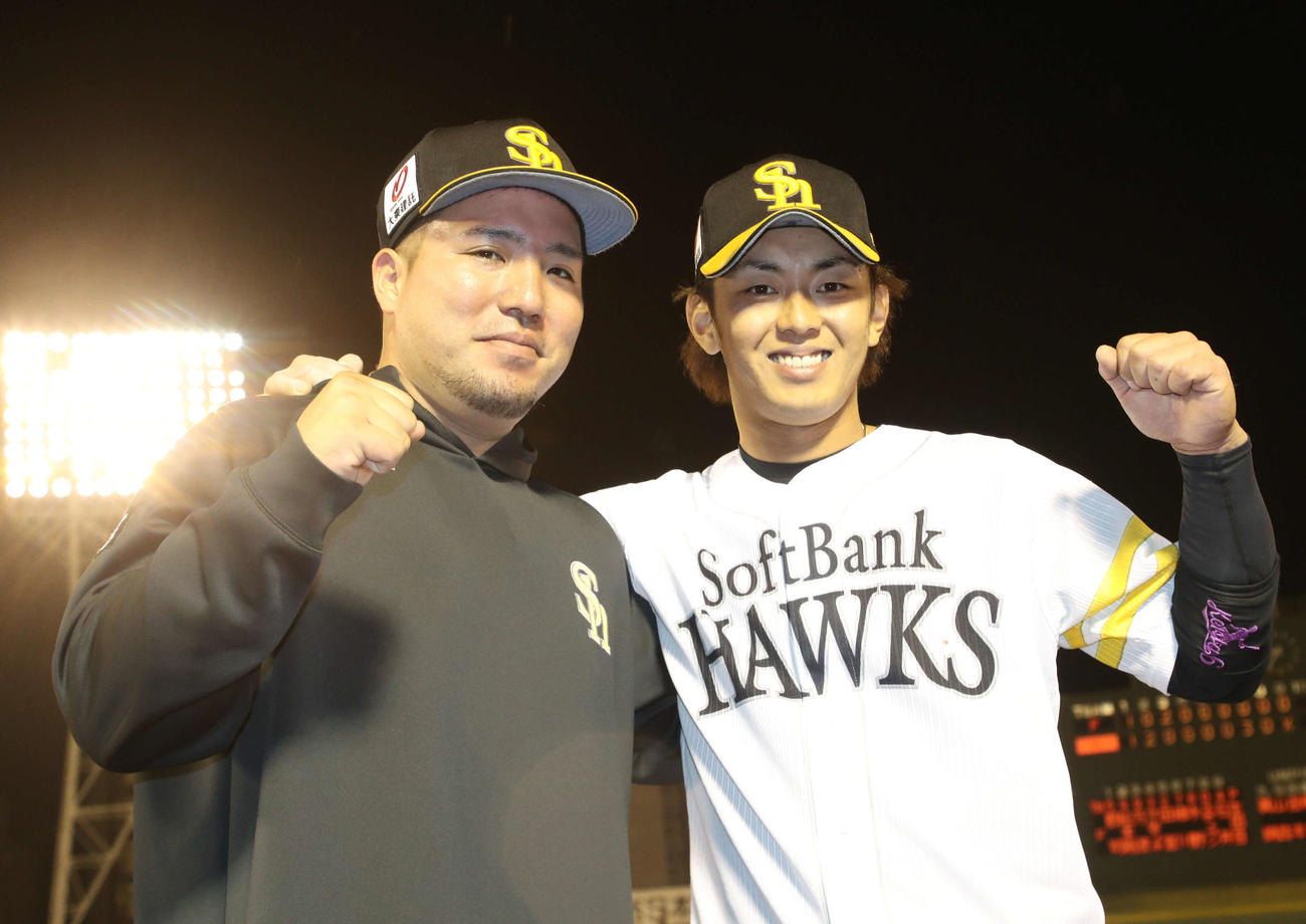 ソフトバンク対日本ハム　ヒーローの山川と今宮は笑顔でガッツポーズ（撮影・梅根麻紀）