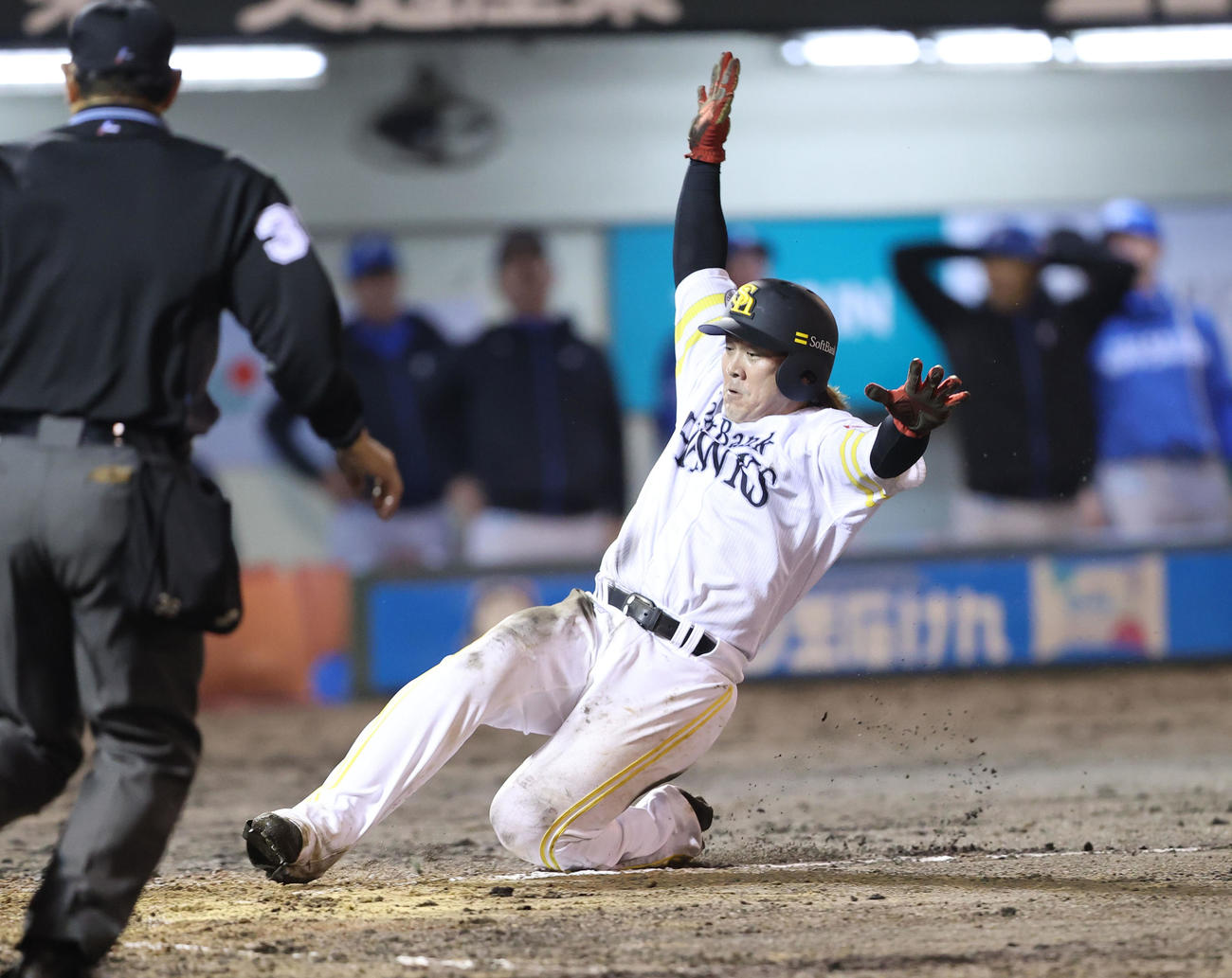 ソフトバンク対日本ハム　7回裏ソフトバンク1死一、三塁、甲斐は今宮の右前勝ち越し適時打で生還する（撮影・梅根麻紀）