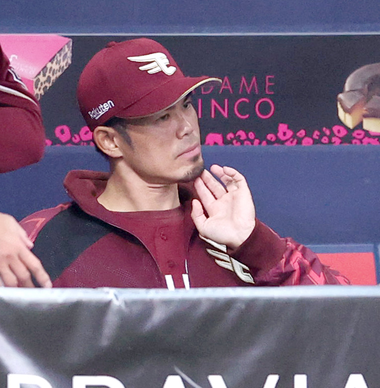 オリックス対楽天　6回裏オリックス1死、今江監督はセデーニョに同点の左越えソロ本塁打を被弾し渋い表情を見せる（撮影・上山淳一）