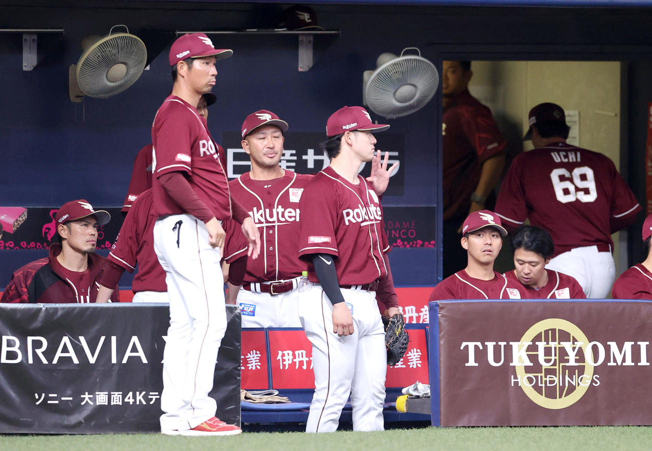 オリックス対楽天　5回裏オリックス無死二塁、強襲安打を体に受け手当に向かう内（右）を後ろに静観する今江監督（左）（撮影・上山淳一）