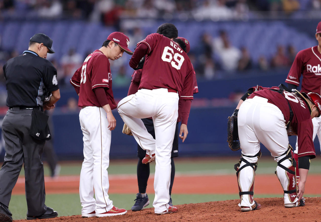 オリックス対楽天　5回裏オリックス無死二塁、内（左から3人目）は紅林の投手強襲内野安打が当たり足を気にする（撮影・上山淳一）
