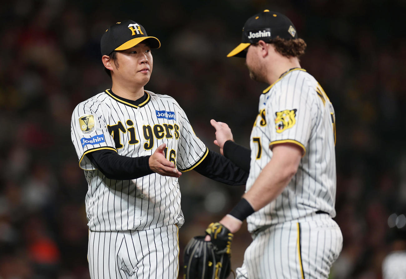阪神対広島　8回表を投げ終え、阪神ノイジー（右）らナインを迎える西勇（撮影・前田充）