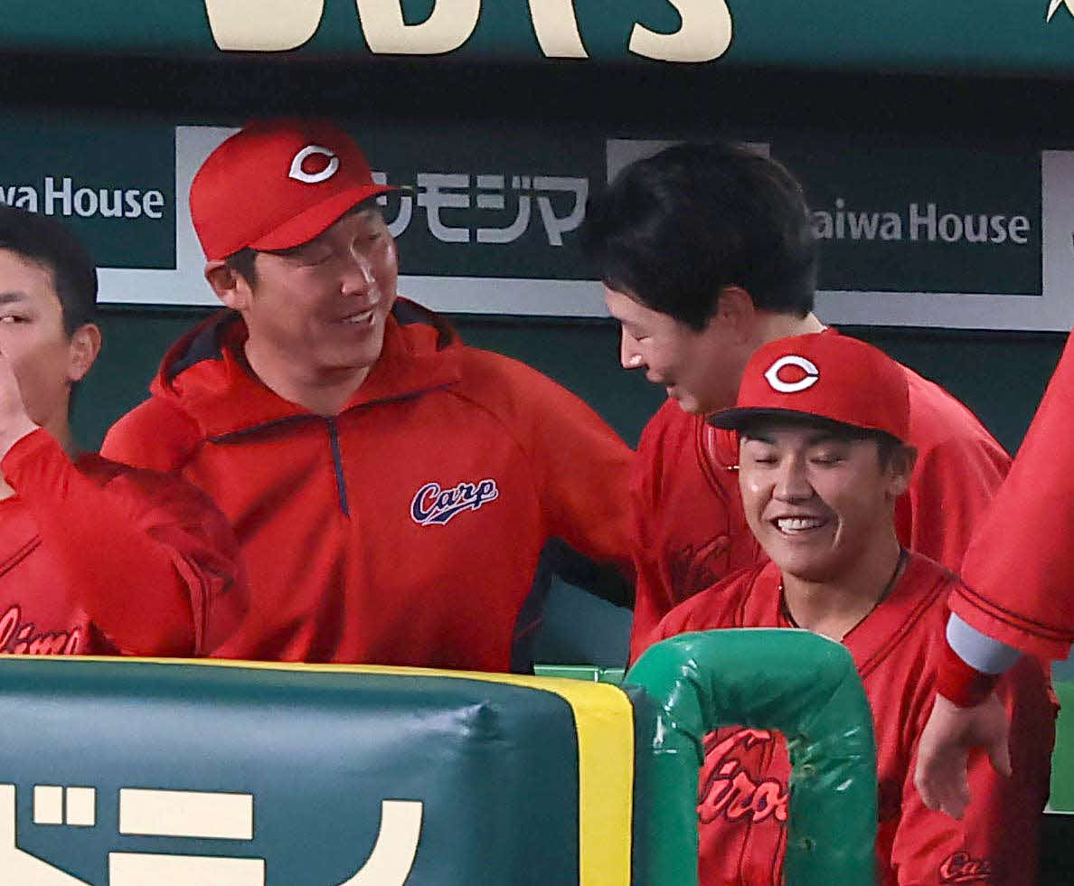 阪神対広島　新井監督（左）は7回無失点と好投した大瀬良に声を掛ける（撮影・上田博志）
