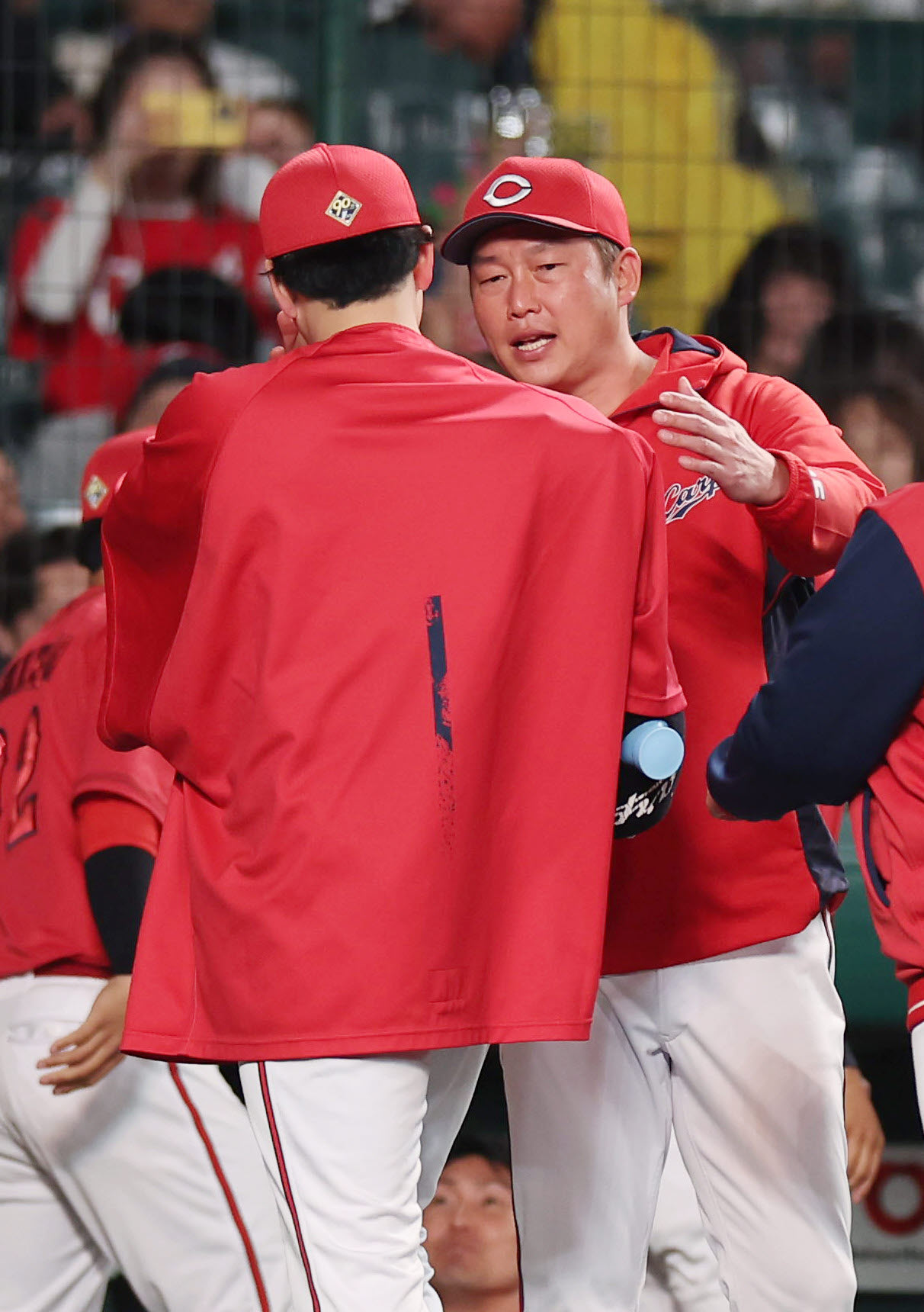 阪神対広島　阪神に勝利し、大瀬良（左）とタッチを交わす新井監督（撮影・前田充）