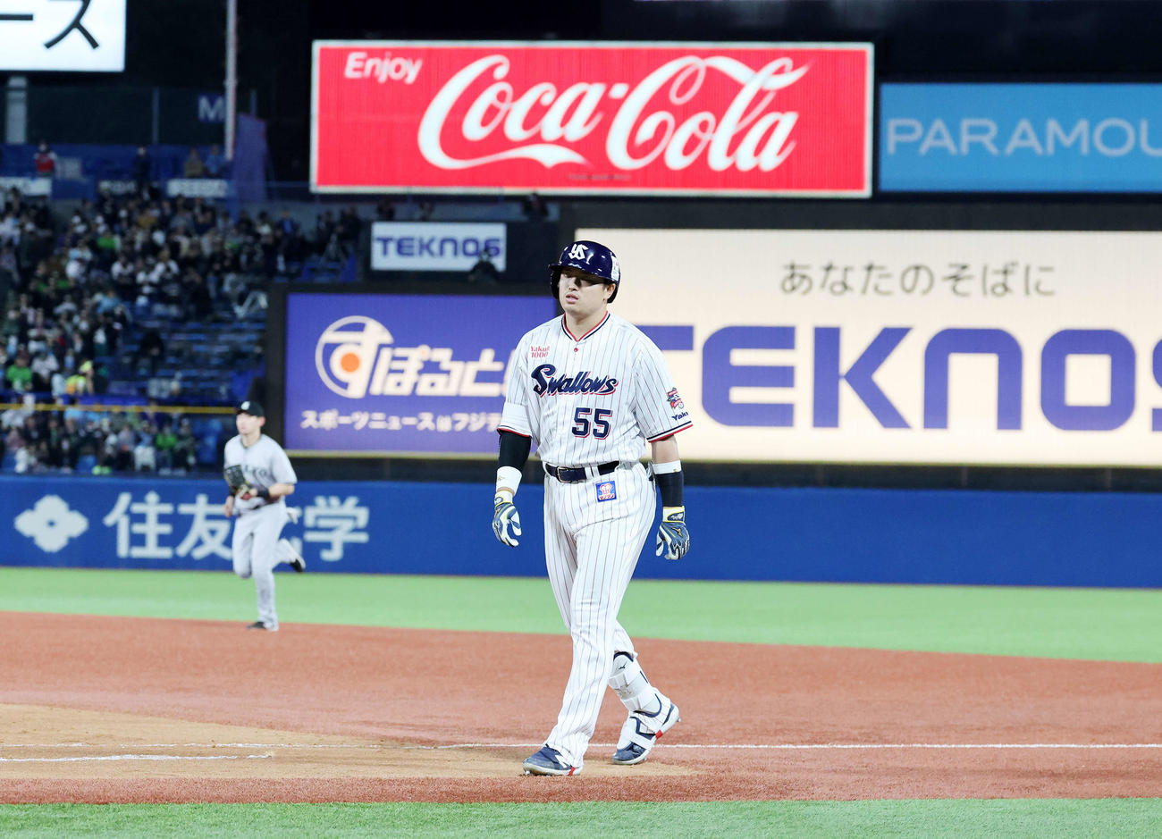 ヤクルト対巨人　8回裏ヤクルト2死、村上は二ゴロで悔しそうな表情を見せる（撮影・鈴木正人）