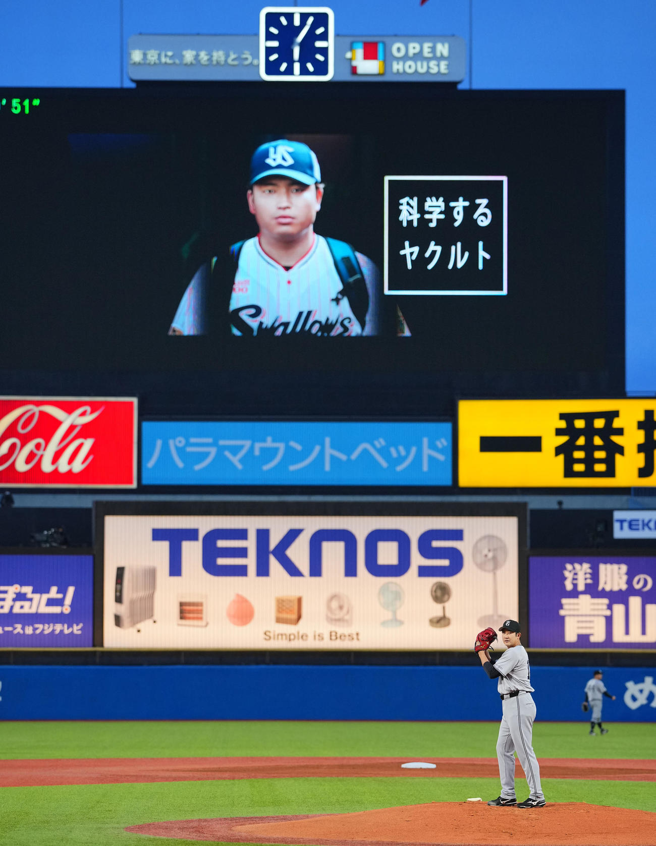 ヤクルト対巨人　神宮球場のマウンドに立つ巨人先発の菅野（撮影・垰建太）