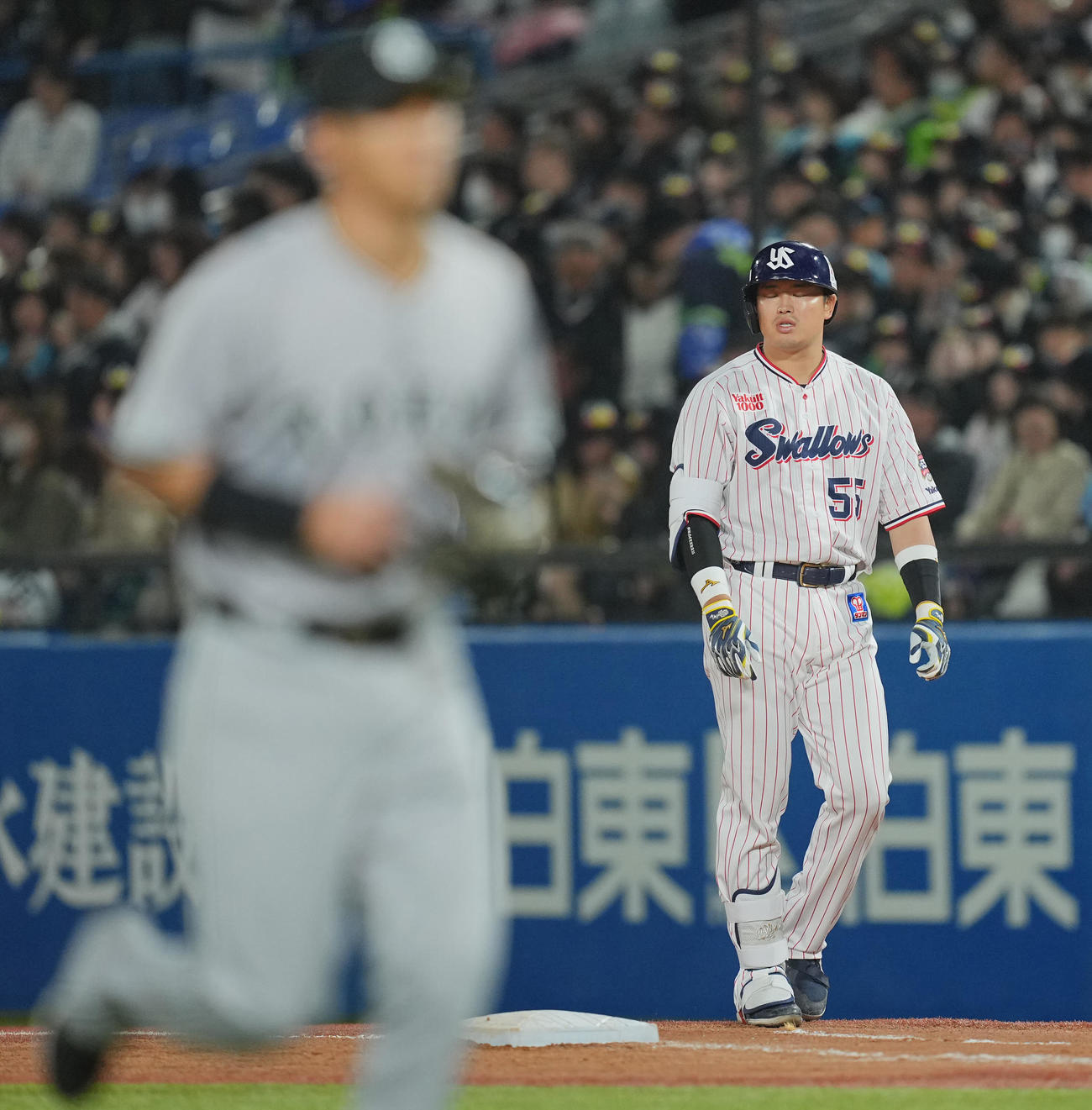 ヤクルト対巨人　8回裏ヤクルト2死、二ゴロに倒れ力ない表情の村上（撮影・垰建太）