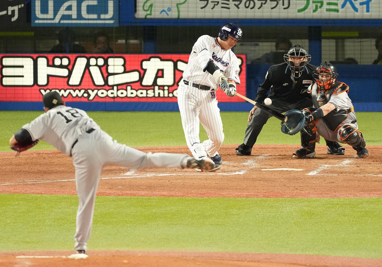 ヤクルト対巨人　2回裏ヤクルト無死、中飛に倒れる村上。投手菅野（撮影・鈴木みどり）