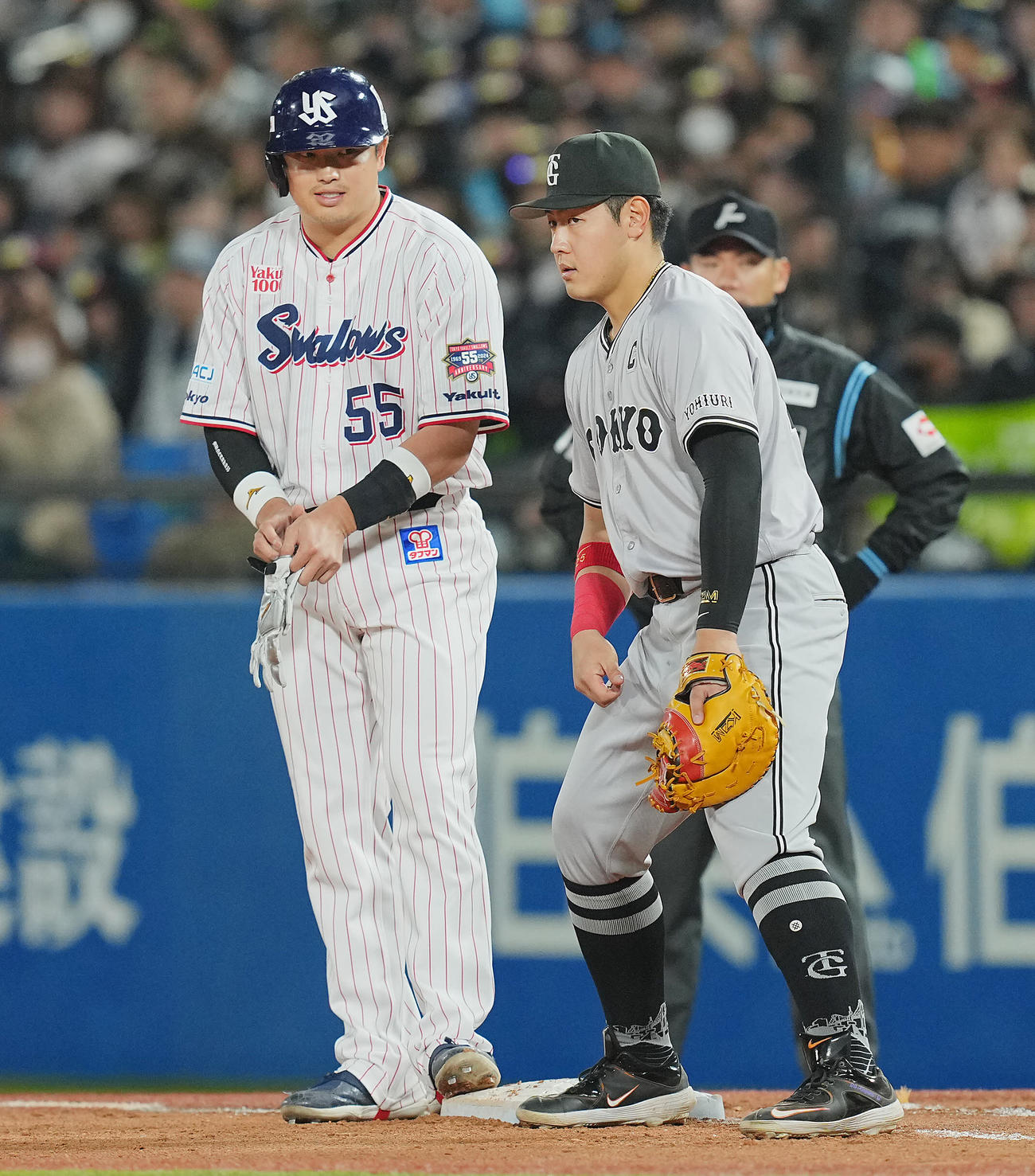 ヤクルト対巨人　4回裏ヤクルト2死、四球で出塁した村上（左）は塁上で岡本と話す（撮影・垰建太）