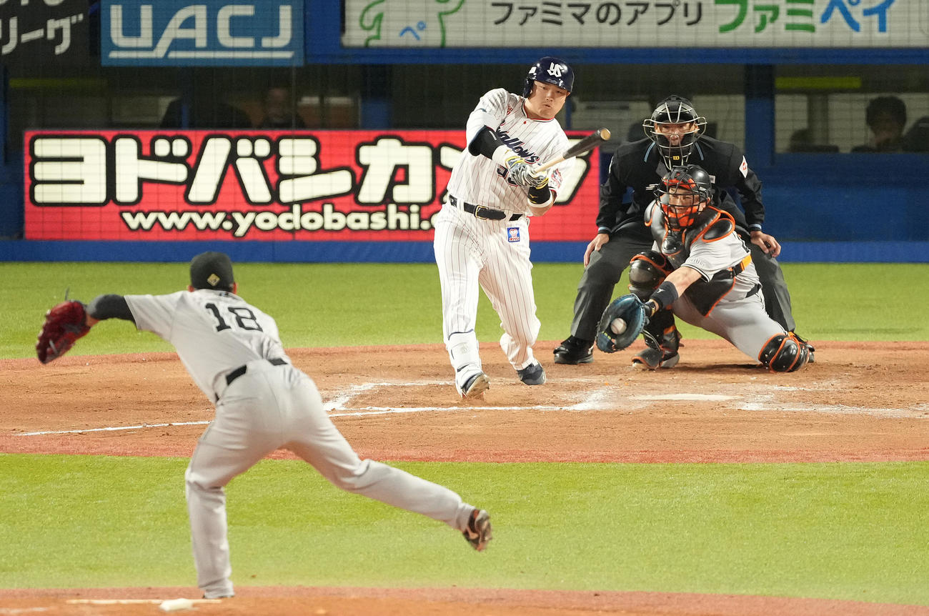 ヤクルト対巨人　6回裏ヤクルト1死、空振り三振に倒れる村上。投手菅野（撮影・鈴木みどり）
