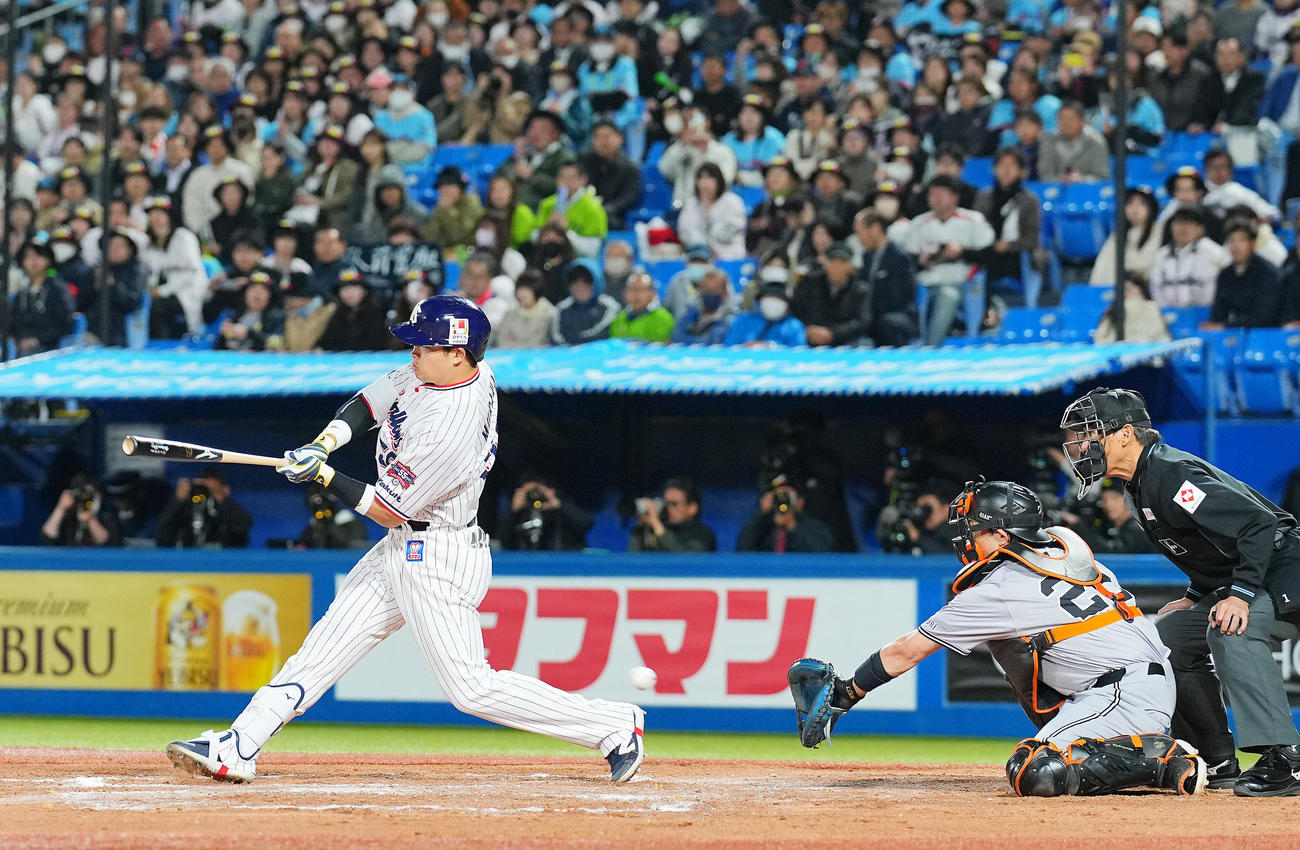 ヤクルト対巨人　6回裏ヤクルト1死、空振り三振に倒れる村上（撮影・垰建太）