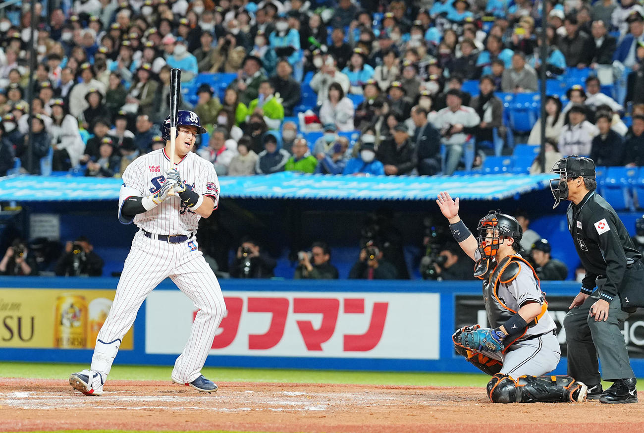 ヤクルト対巨人　6回裏ヤクルト1死、空振り三振に倒れる村上（撮影・垰建太）