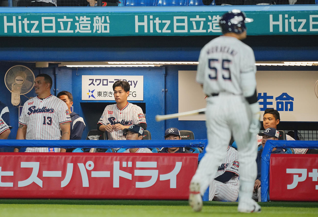 ヤクルト対巨人　6回裏ヤクルト1死、村上（手前）が空振り三振に倒れさえない表情の高橋（左から3人目）らナイン（撮影・垰建太）
