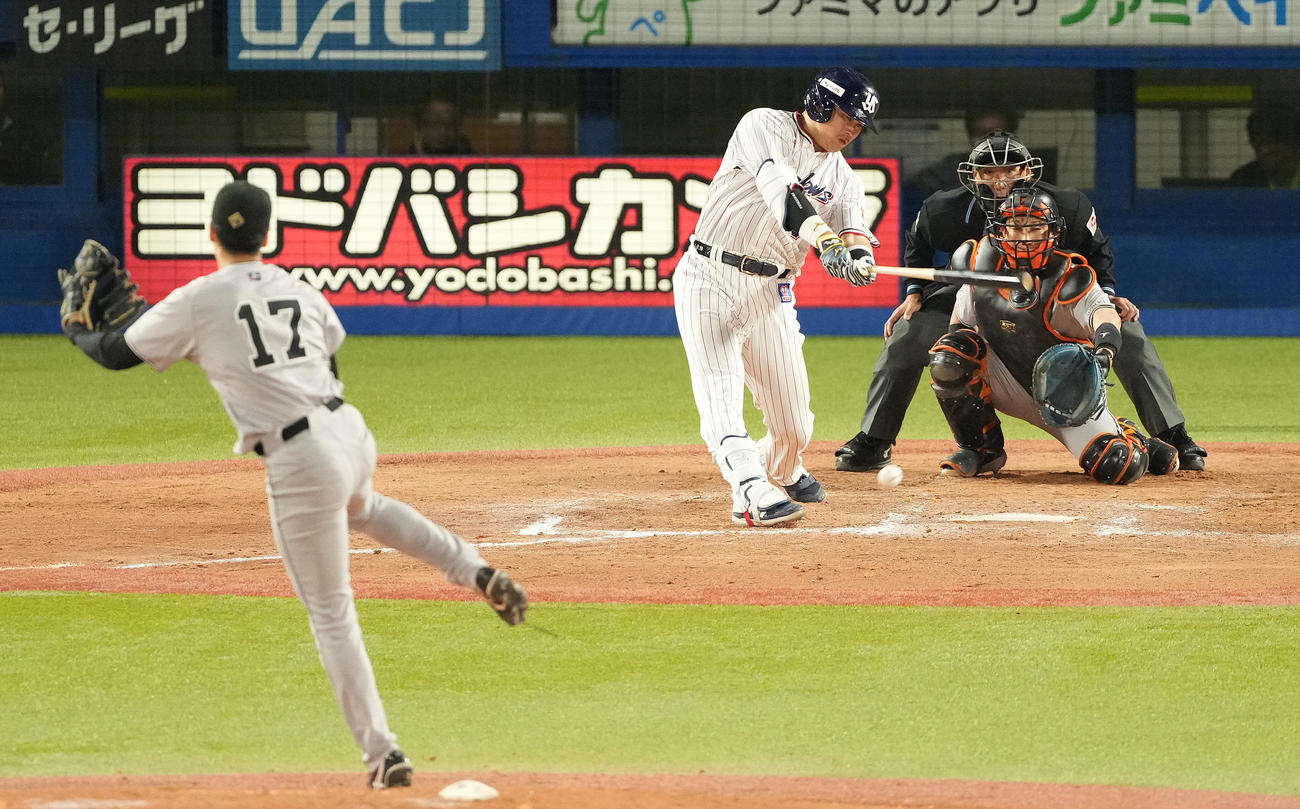 ヤクルト対巨人　8回裏ヤクルト2死、村上を二ゴロに仕留める西舘（撮影・鈴木みどり）