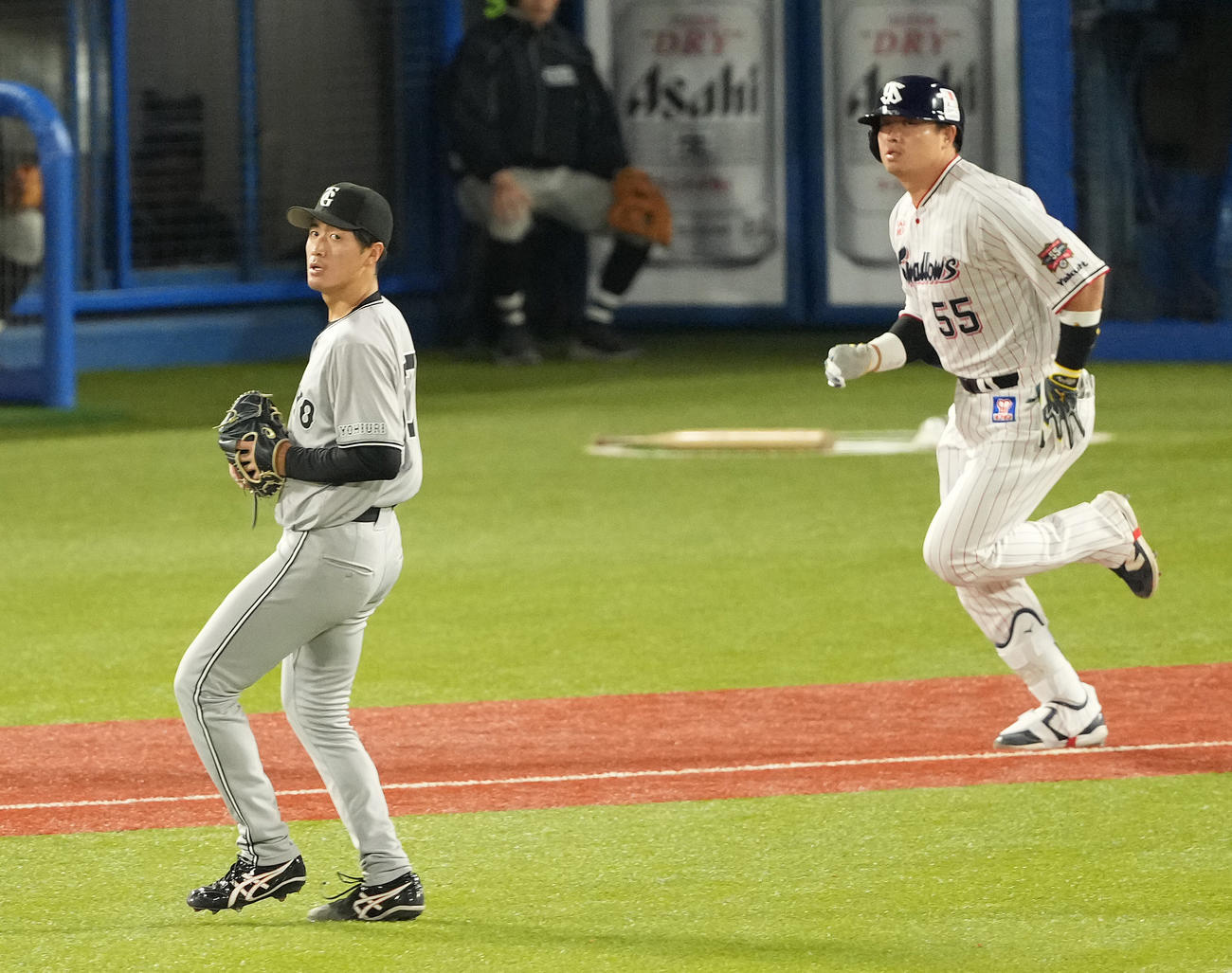 ヤクルト対巨人　8回裏ヤクルト2死、村上を二ゴロに仕留める西舘（撮影・鈴木みどり）