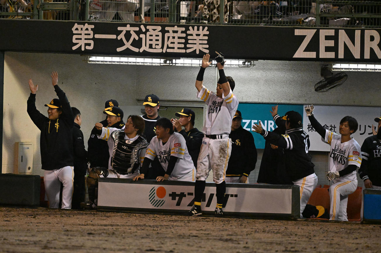 ソフトバンク対日本ハム　　7回裏ソフトバンク2死二、三塁、山川の左前2点適時打に歓喜するソフトバンクナイン（撮影・林敢治）