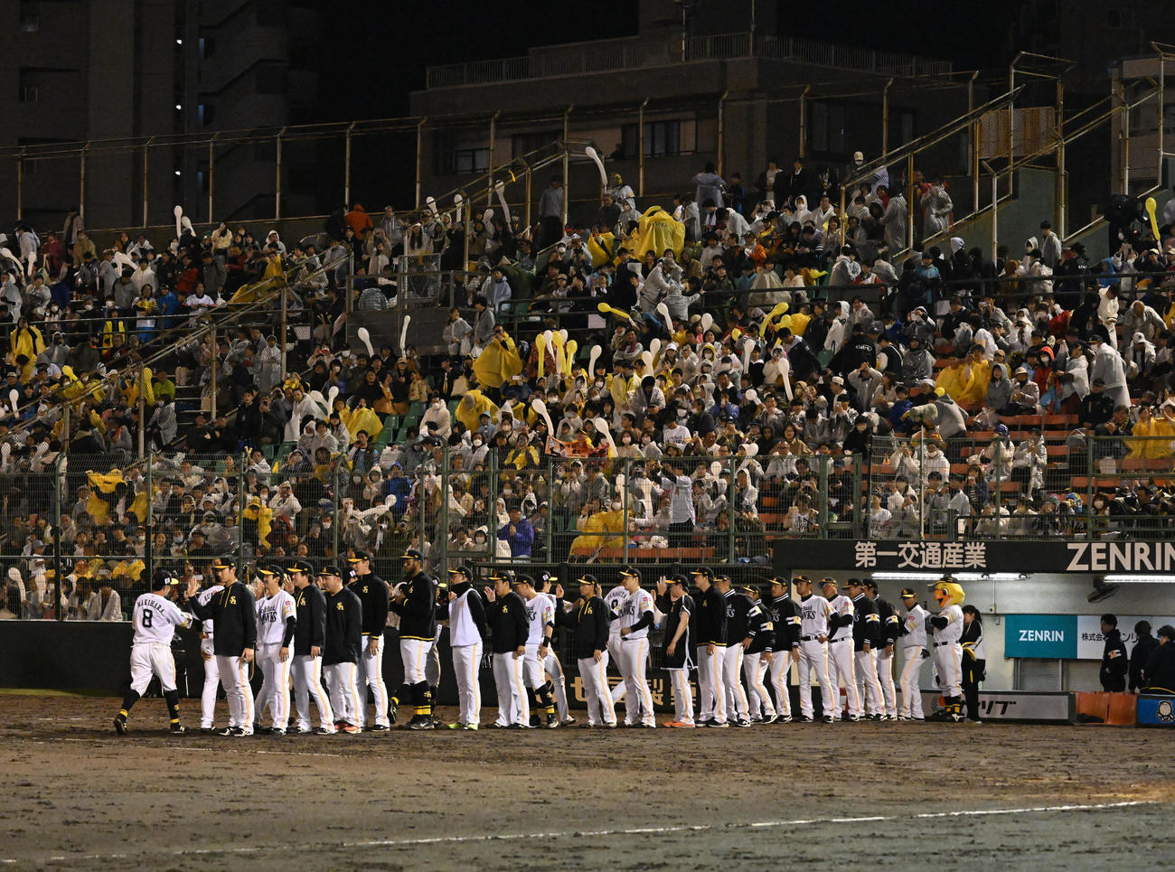 ソフトバンク対日本ハム　勝利したホークス（撮影・林敢治）