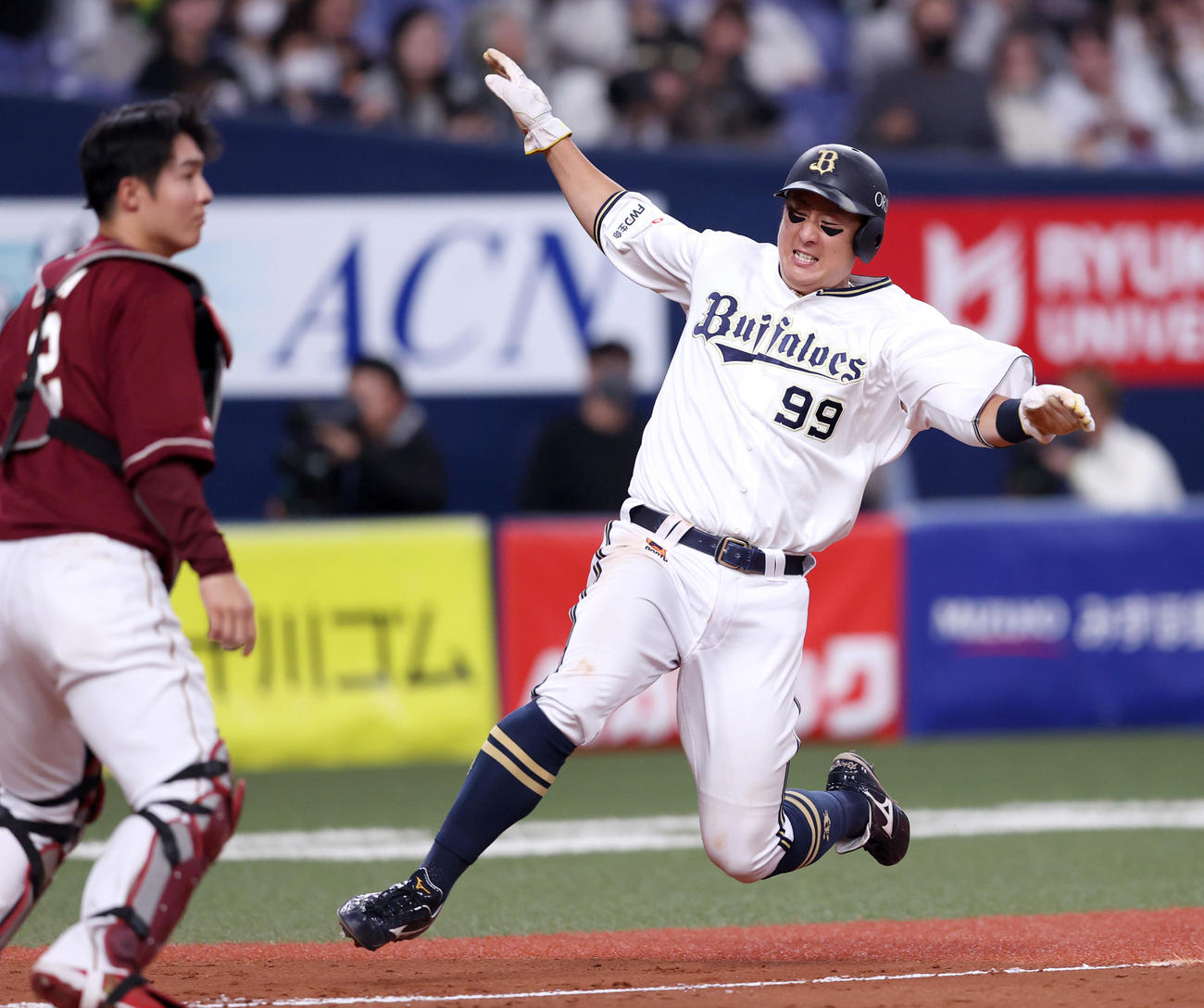 オリックス対楽天　9回裏オリックス1死一塁、紅林のサヨナラ中適時二塁打で生還する一走杉本（撮影・上山淳一）