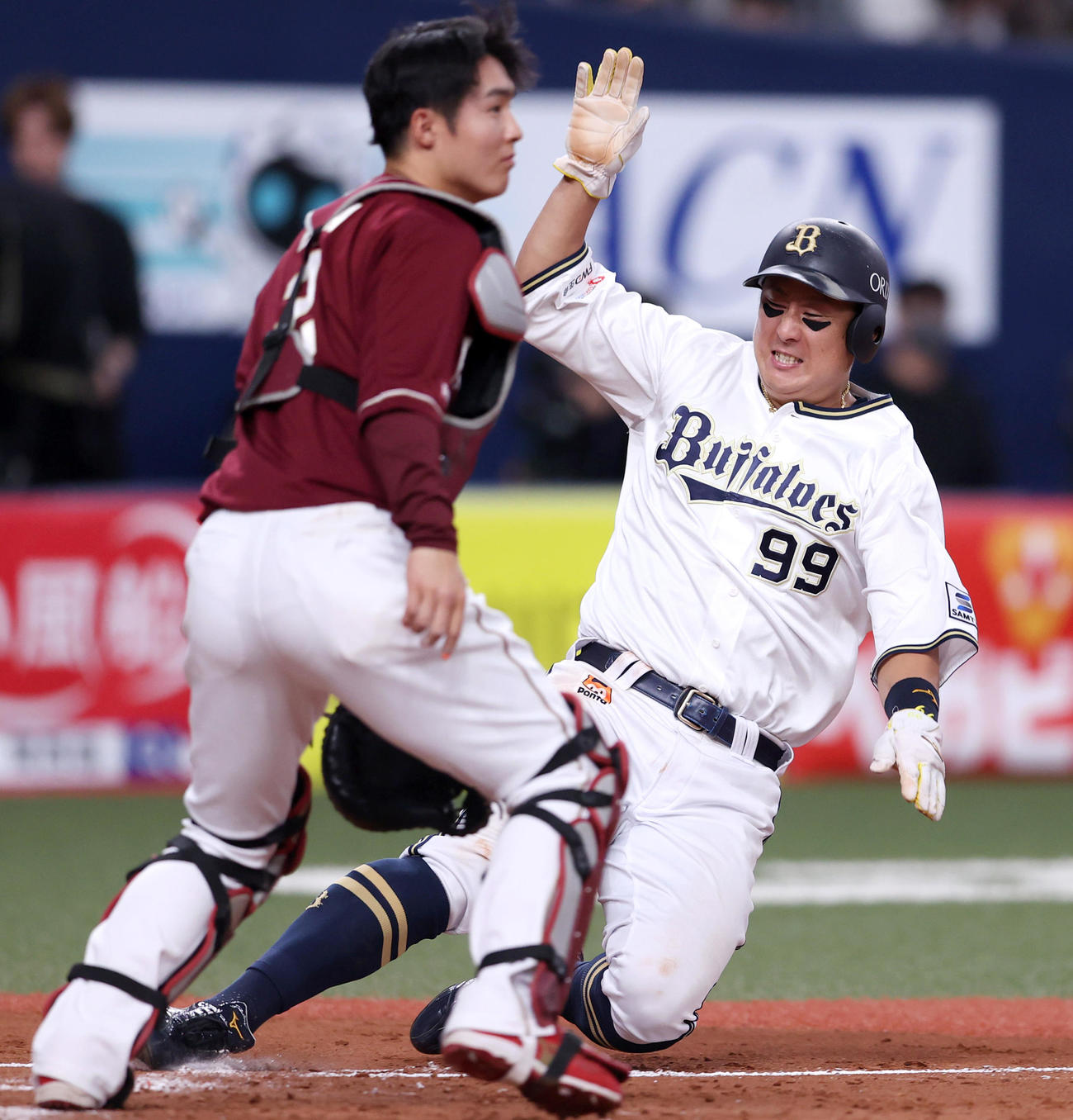 オリックス対楽天　9回裏オリックス1死一塁、紅林のサヨナラ中適時二塁打で生還する一走杉本（撮影・上山淳一）