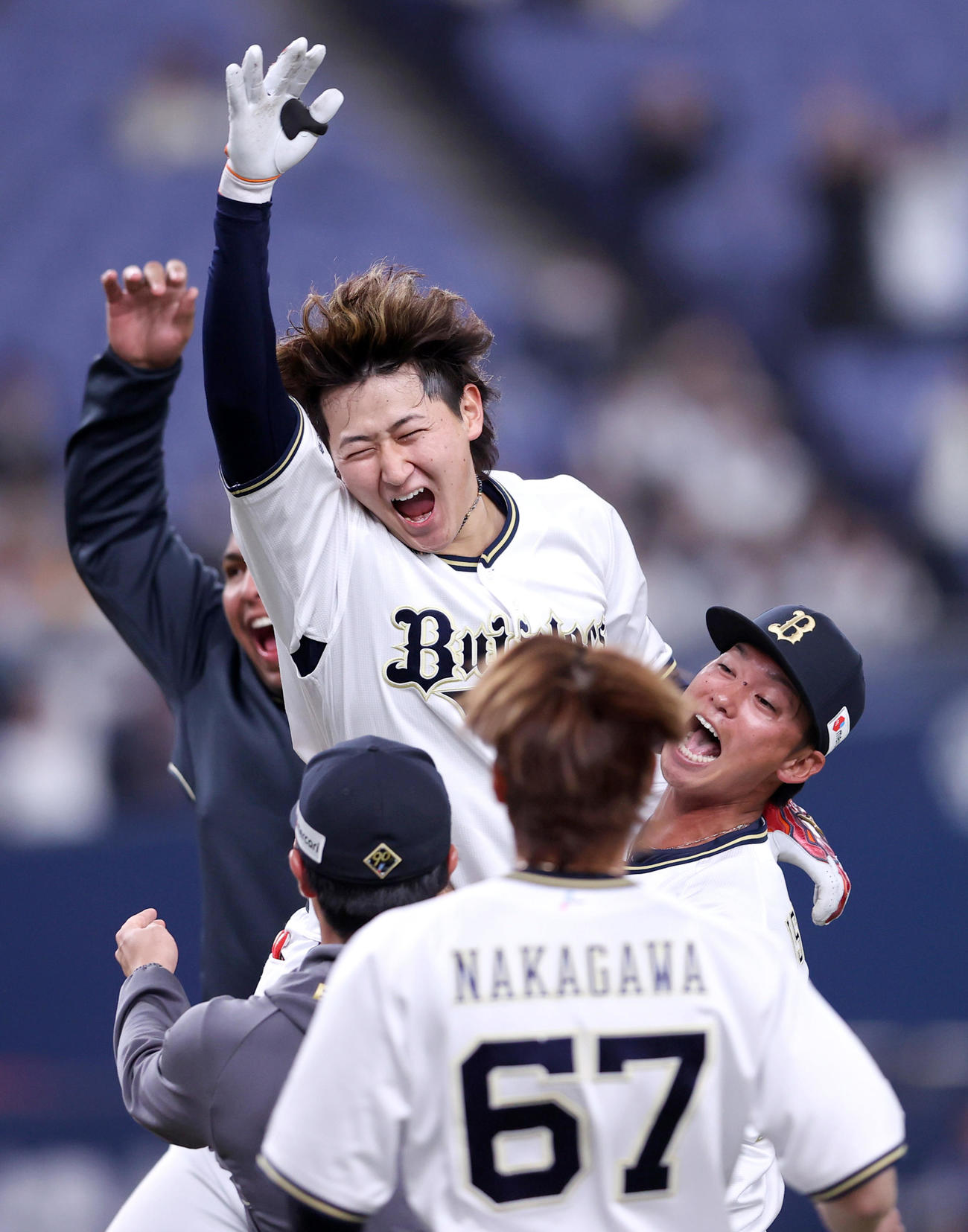 オリックス対楽天　9回裏オリックス1死一塁、紅林（上）はサヨナラ中適時二塁打を放ち歓喜する（撮影・上山淳一）