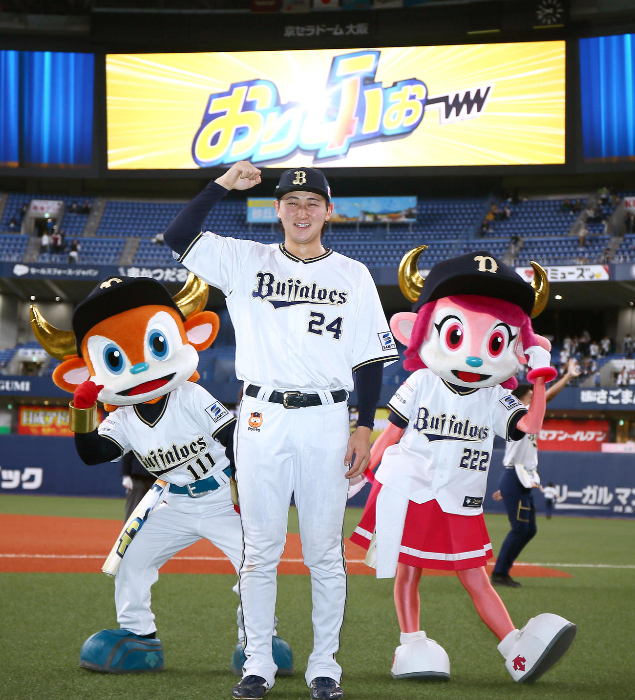 オリックス対楽天　サヨナラ中適時二塁打を放ったオリックス紅林はヒーローインタビュー後、笑顔で記念撮影する（撮影・上山淳一）