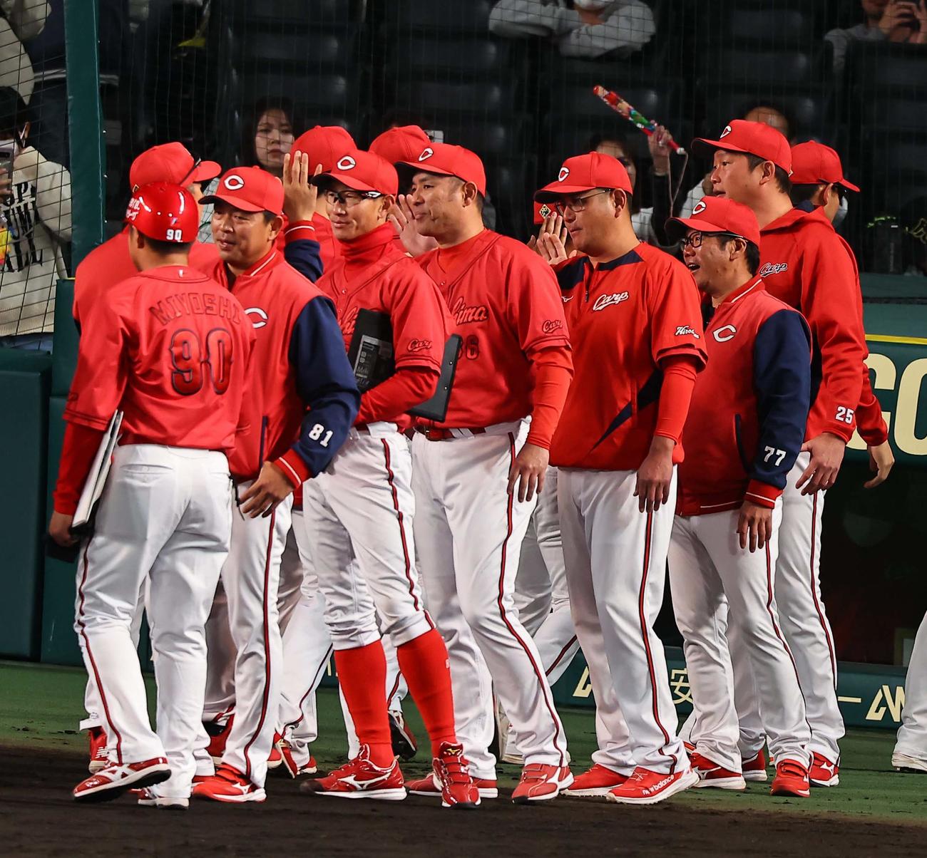阪神対広島　阪神に勝利した新井監督（右）はナインとハイタッチをする（撮影・上田博志）